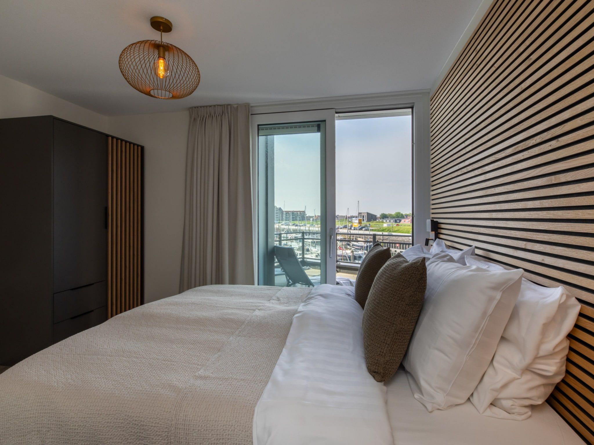 Een slaapkamer van Luxe appartement Vista Maris - Havenweg 8-36 'Oester Oase' in Sint-Annaland