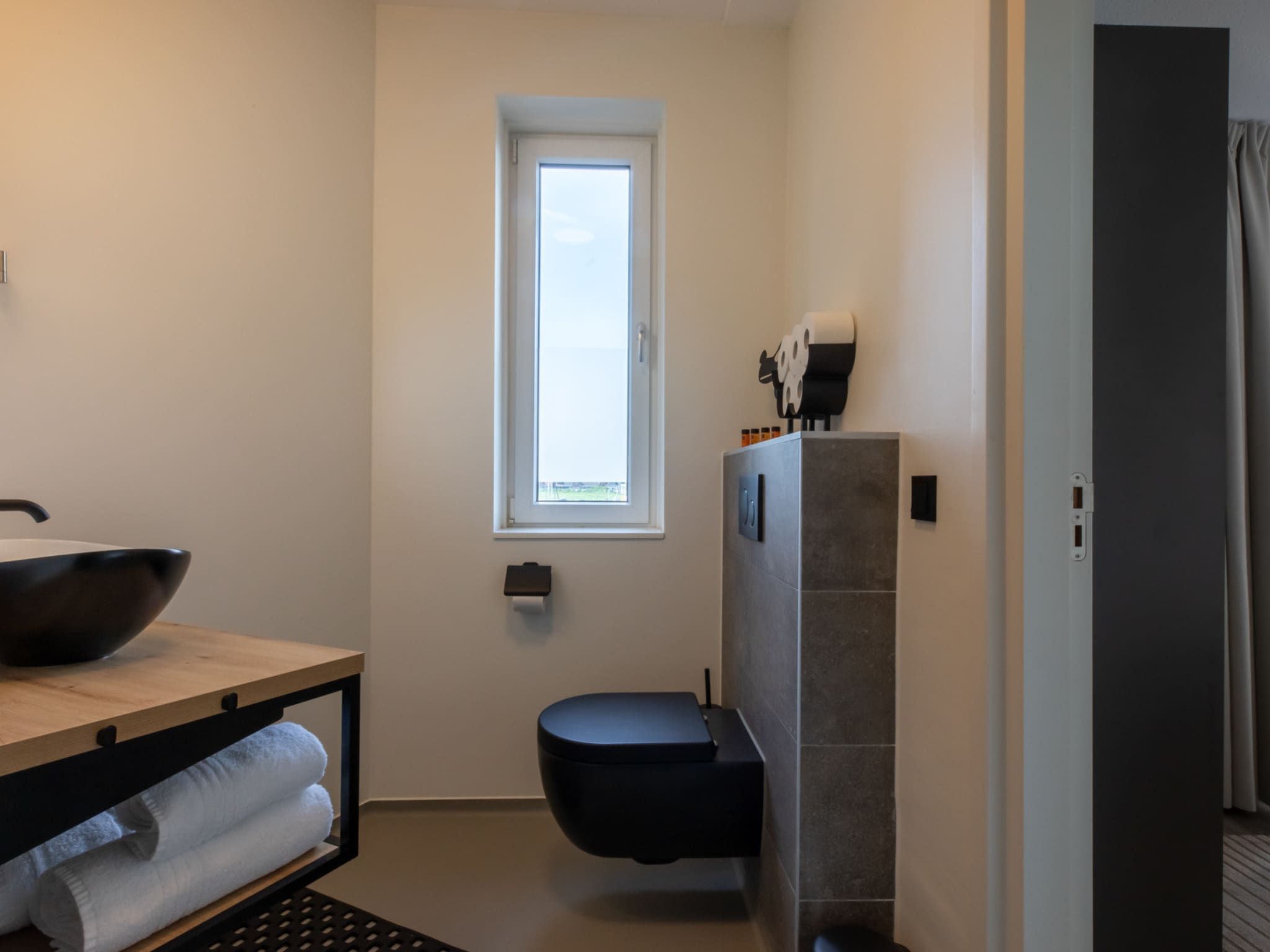 De badkamer van Luxe appartement Vista Maris - Havenweg 8-36 'Oester Oase' in Sint-Annaland