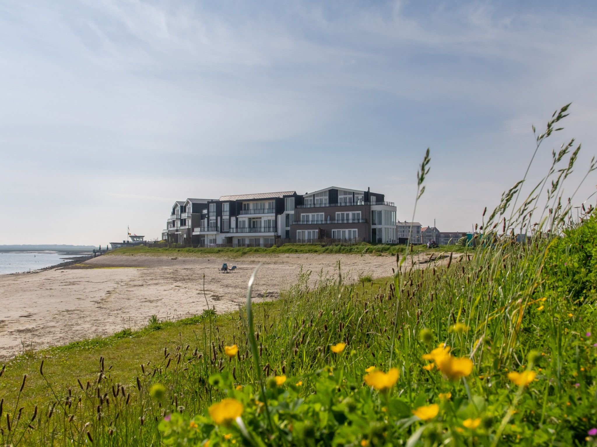 De buitenkant van Luxe appartement Vista Maris - Havenweg 8-36 'Oester Oase' in Sint-Annaland