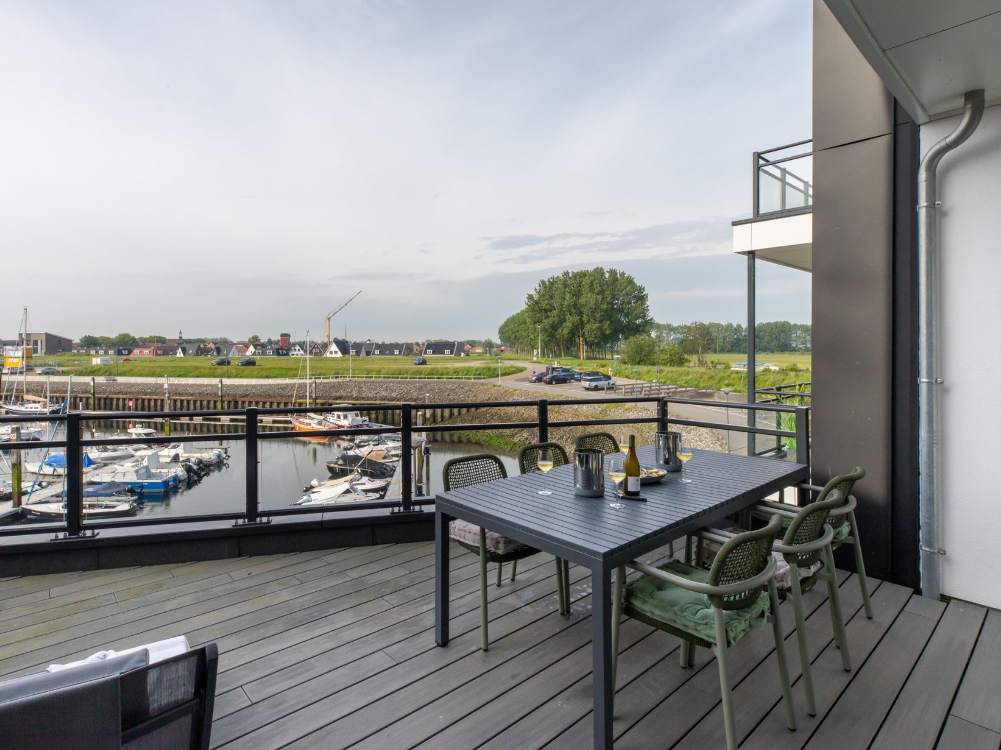 De tuin van Luxe appartement Vista Maris - Havenweg 8-36 'Oester Oase' in Sint-Annaland