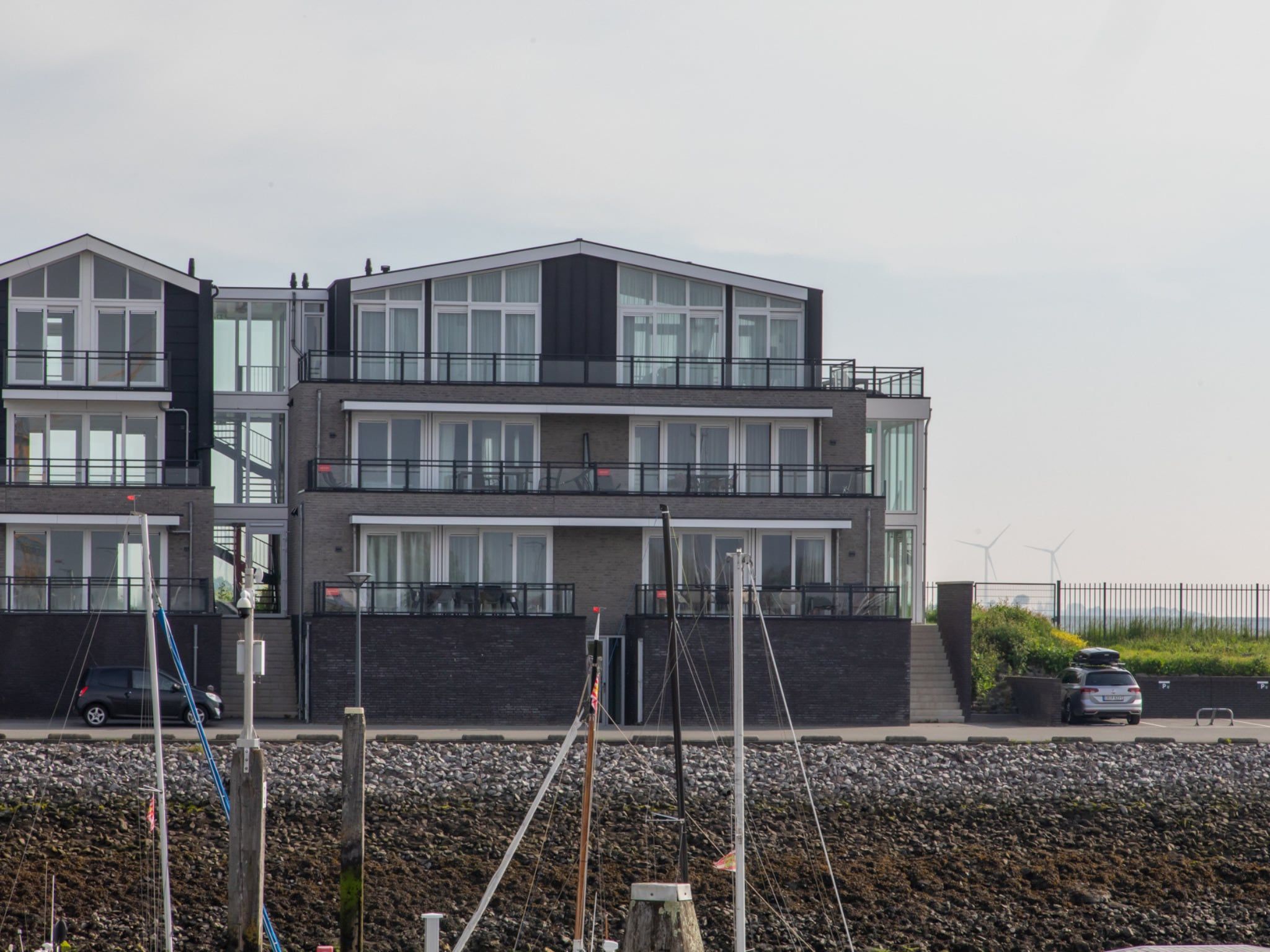 De buitenkant van Luxe appartement Vista Maris - Havenweg 8-36 'Oester Oase' in Sint-Annaland