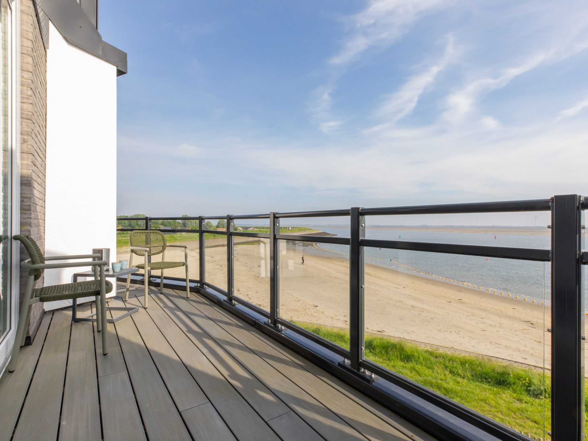 Het terras van Luxe appartement Vista Maris - Havenweg 8-36 'Oester Oase' in Sint-Annaland