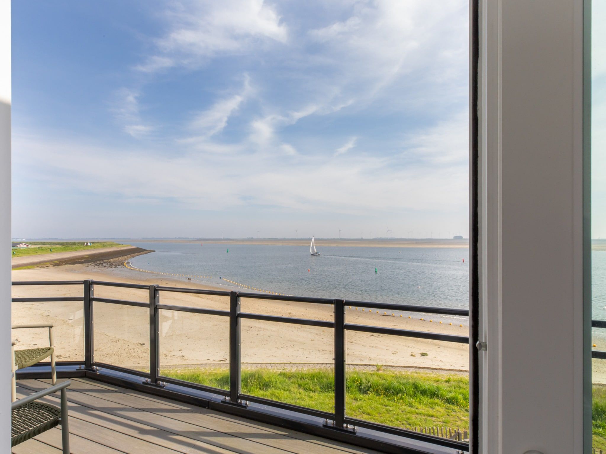 Het uitzicht vanaf Luxe appartement Vista Maris - Havenweg 8-36 'Oester Oase' in Sint-Annaland