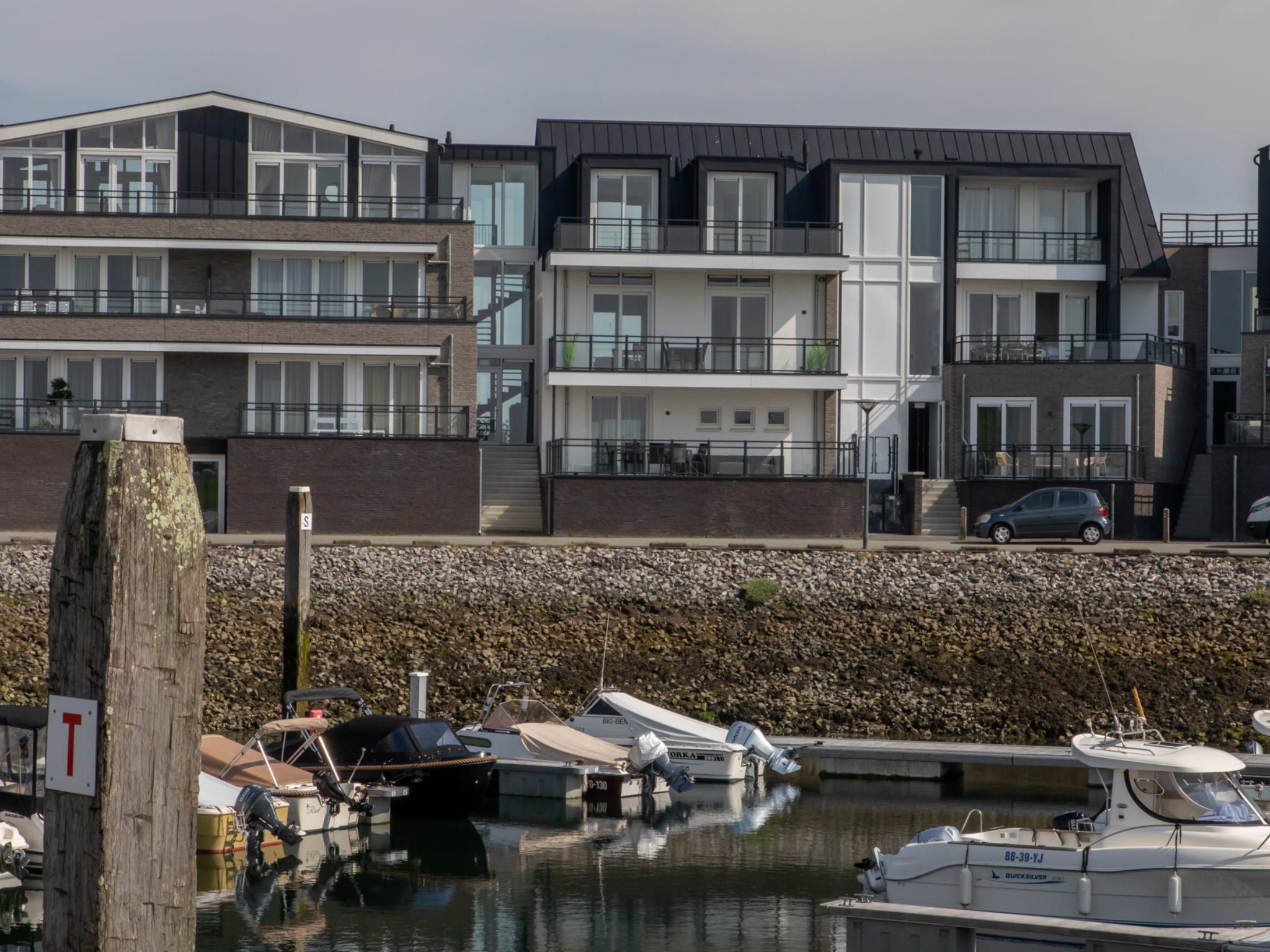 De buitenkant van Luxe appartement Vista Maris - Havenweg 8-36 'Oester Oase' in Sint-Annaland