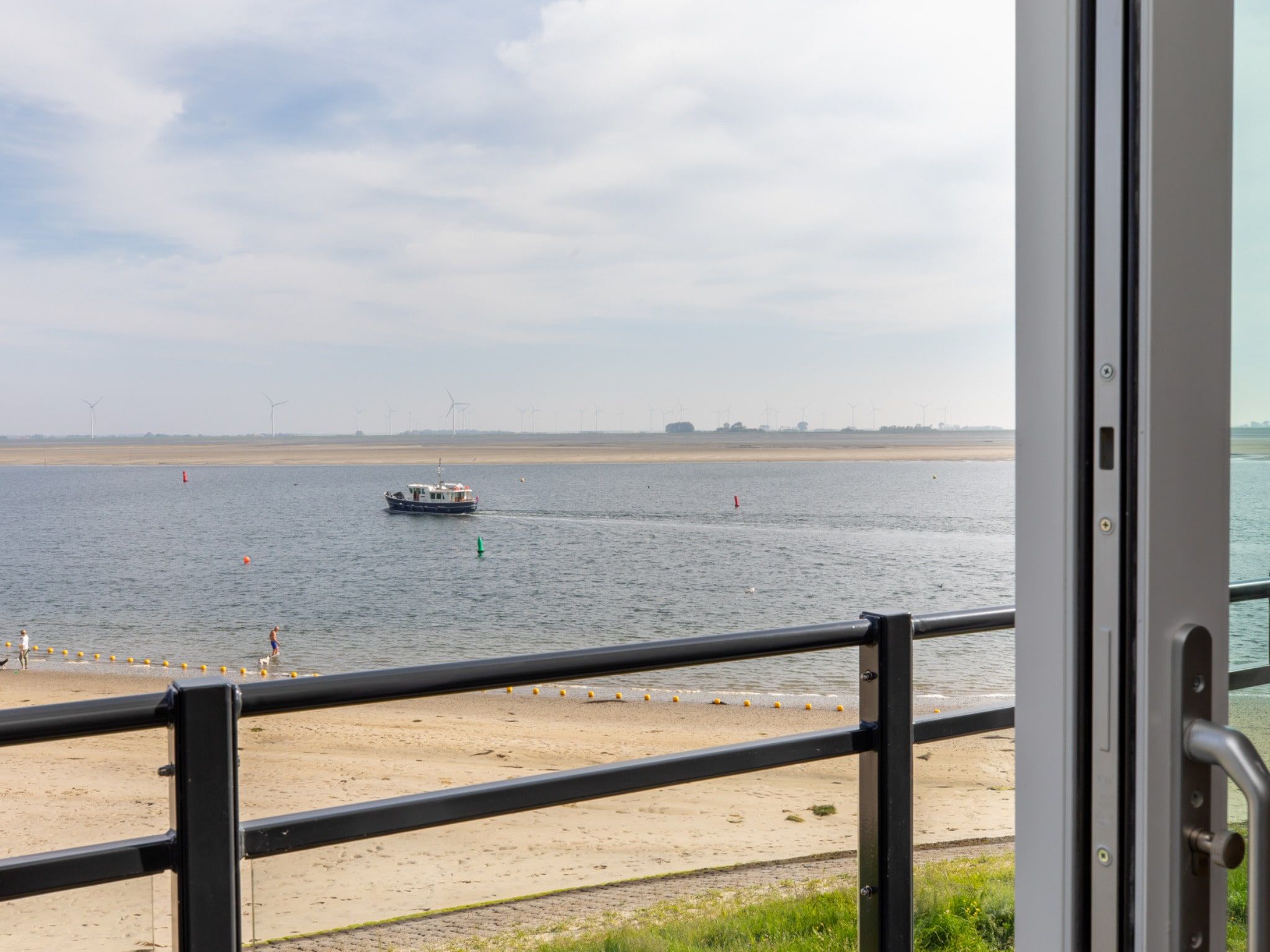 Het uitzicht vanaf Luxe appartement Vista Maris - Havenweg 8-36 'Oester Oase' in Sint-Annaland