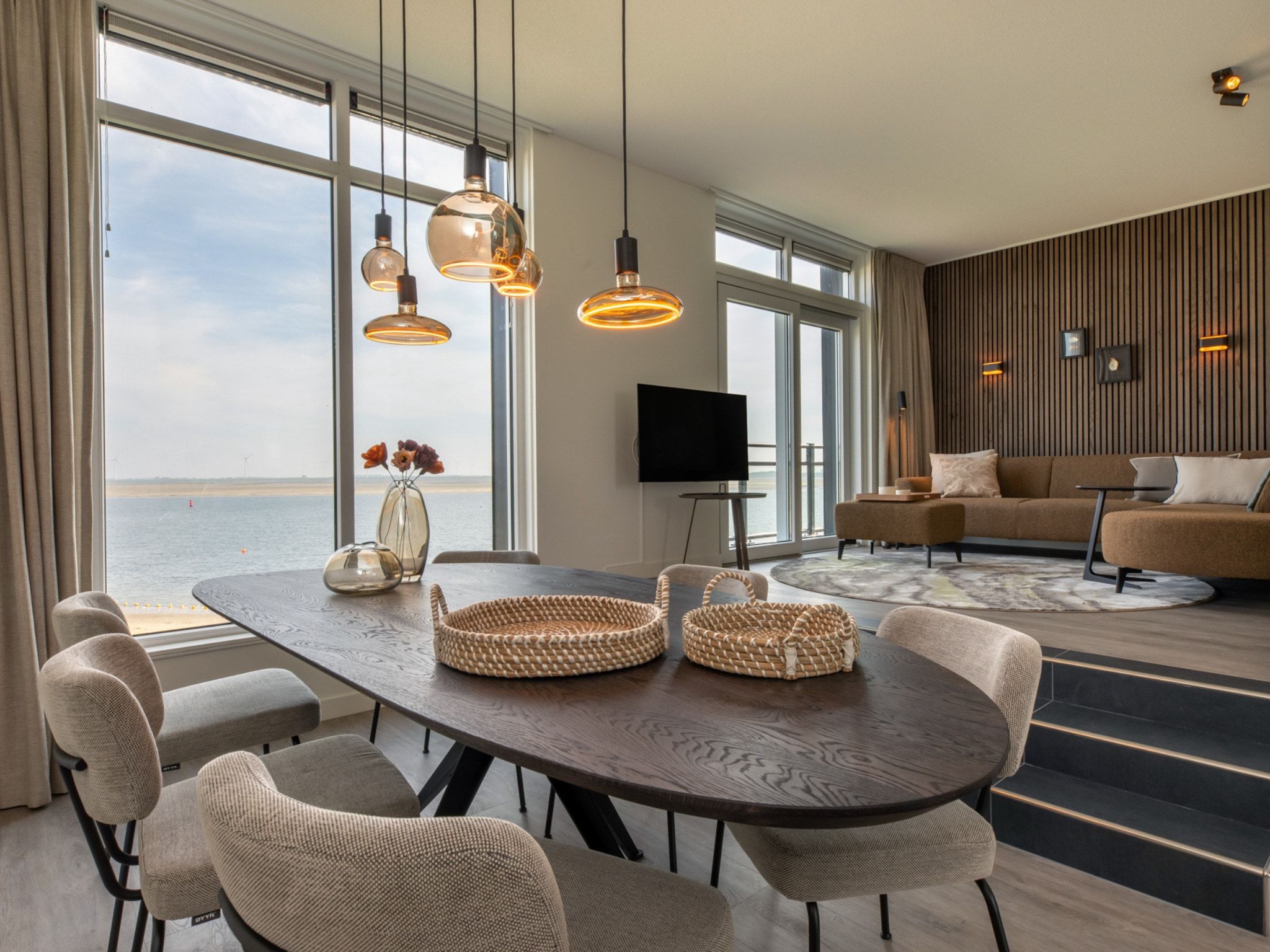 De eetkamer van Luxe appartement Vista Maris - Havenweg 8-36 'Oester Oase' in Sint-Annaland