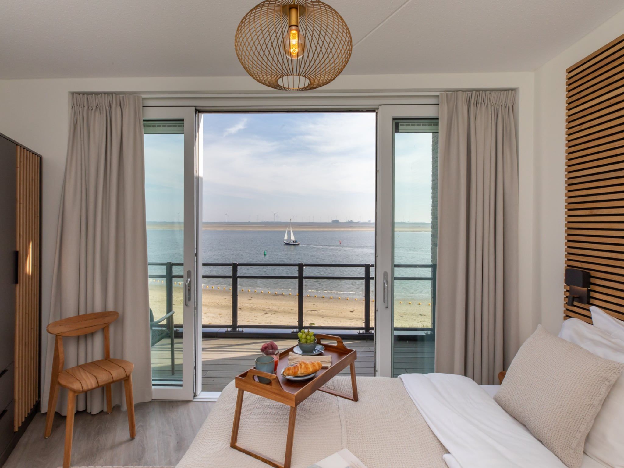 Een slaapkamer van Luxe appartement Vista Maris - Havenweg 8-36 'Oester Oase' in Sint-Annaland