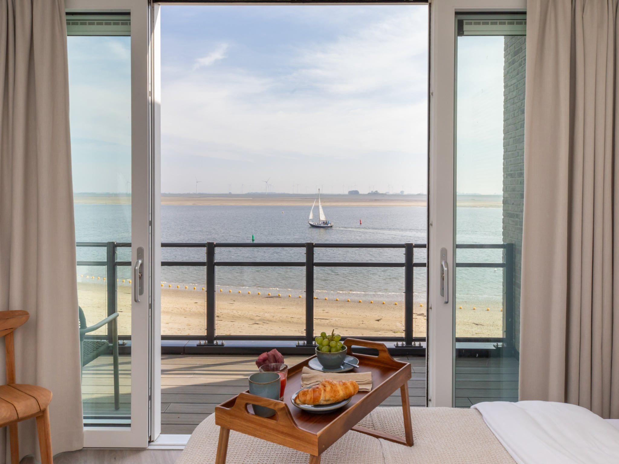 Het terras van Luxe appartement Vista Maris - Havenweg 8-36 'Oester Oase' in Sint-Annaland