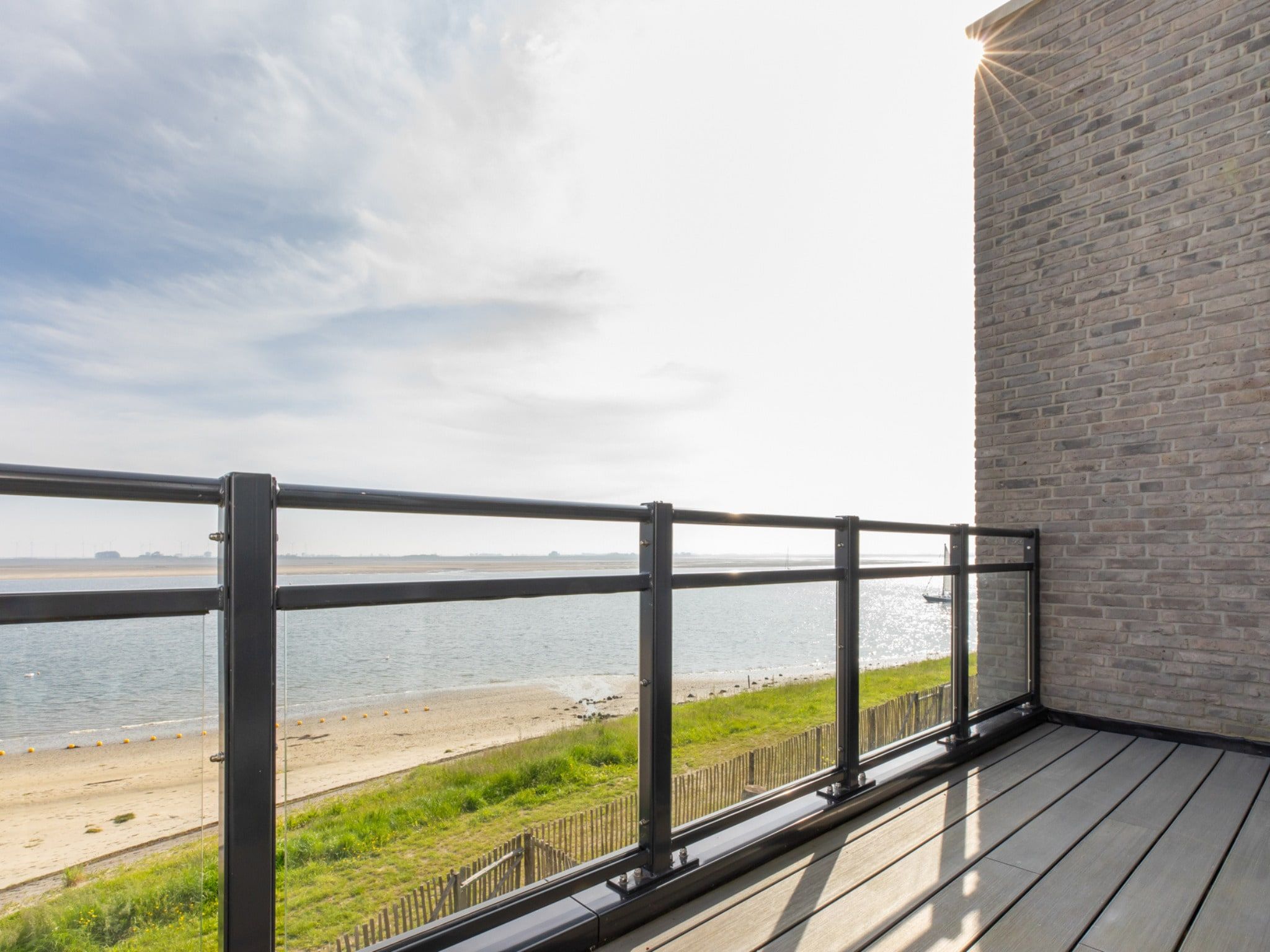 Het terras van Luxe appartement Vista Maris - Havenweg 8-36 'Oester Oase' in Sint-Annaland