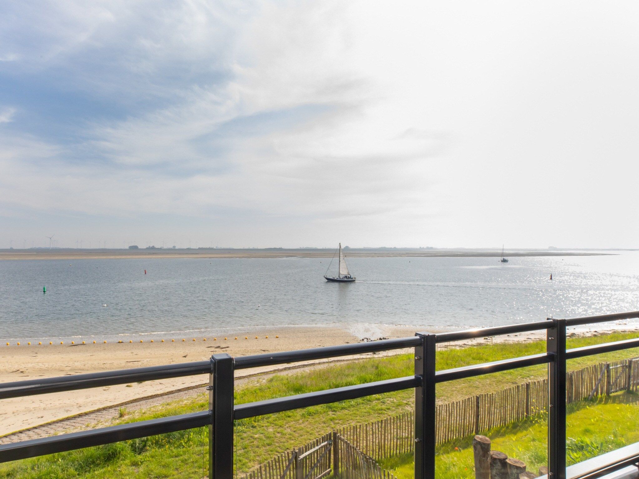 Het terras van Luxe appartement Vista Maris - Havenweg 8-36 'Oester Oase' in Sint-Annaland
