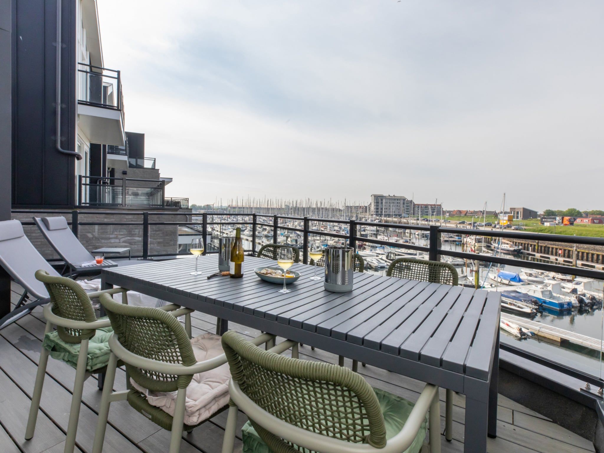 Het terras van Luxe appartement Vista Maris - Havenweg 8-36 'Oester Oase' in Sint-Annaland