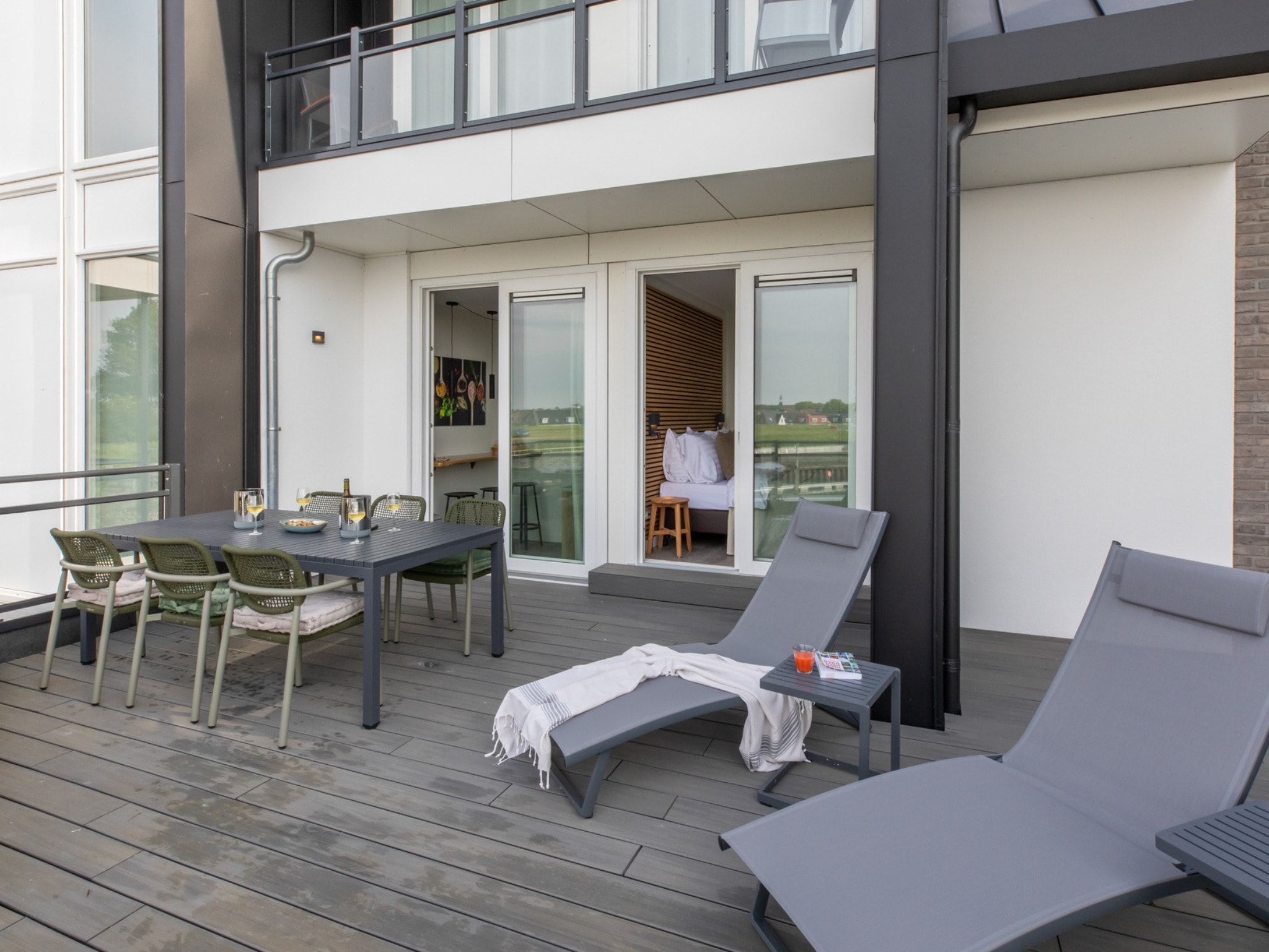 Het terras van Luxe appartement Vista Maris - Havenweg 8-36 'Oester Oase' in Sint-Annaland