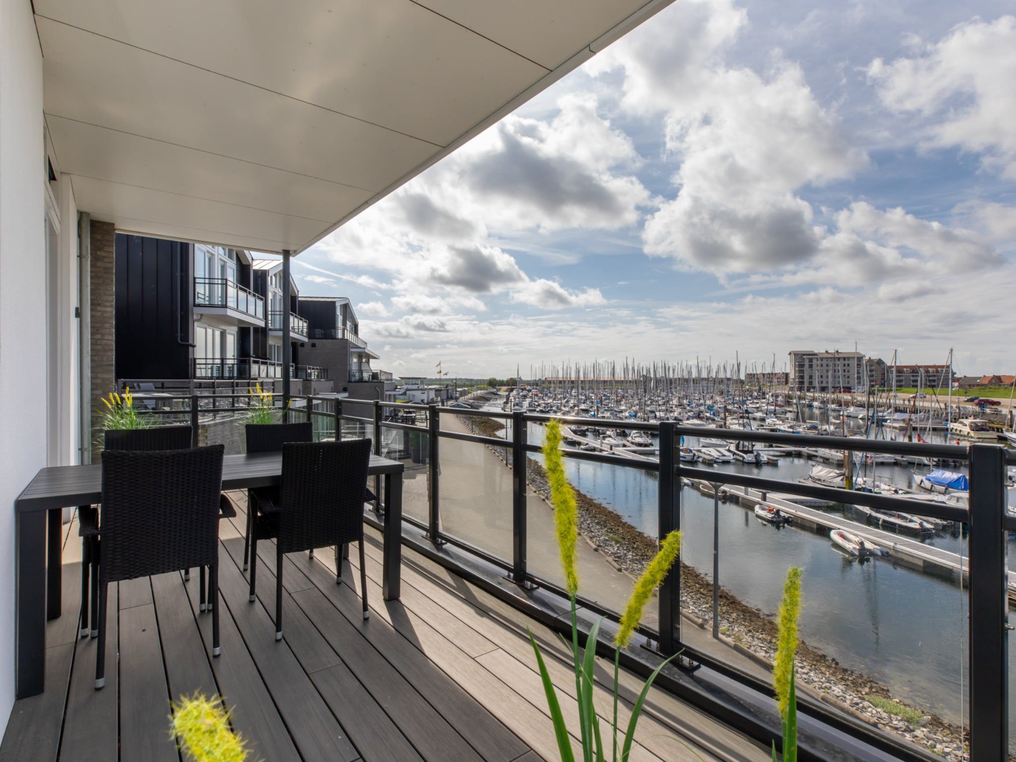 Het uitzicht vanaf Luxe appartement Vista Maris - Havenweg 8-38  Sint-Annaland in Sint-Annaland