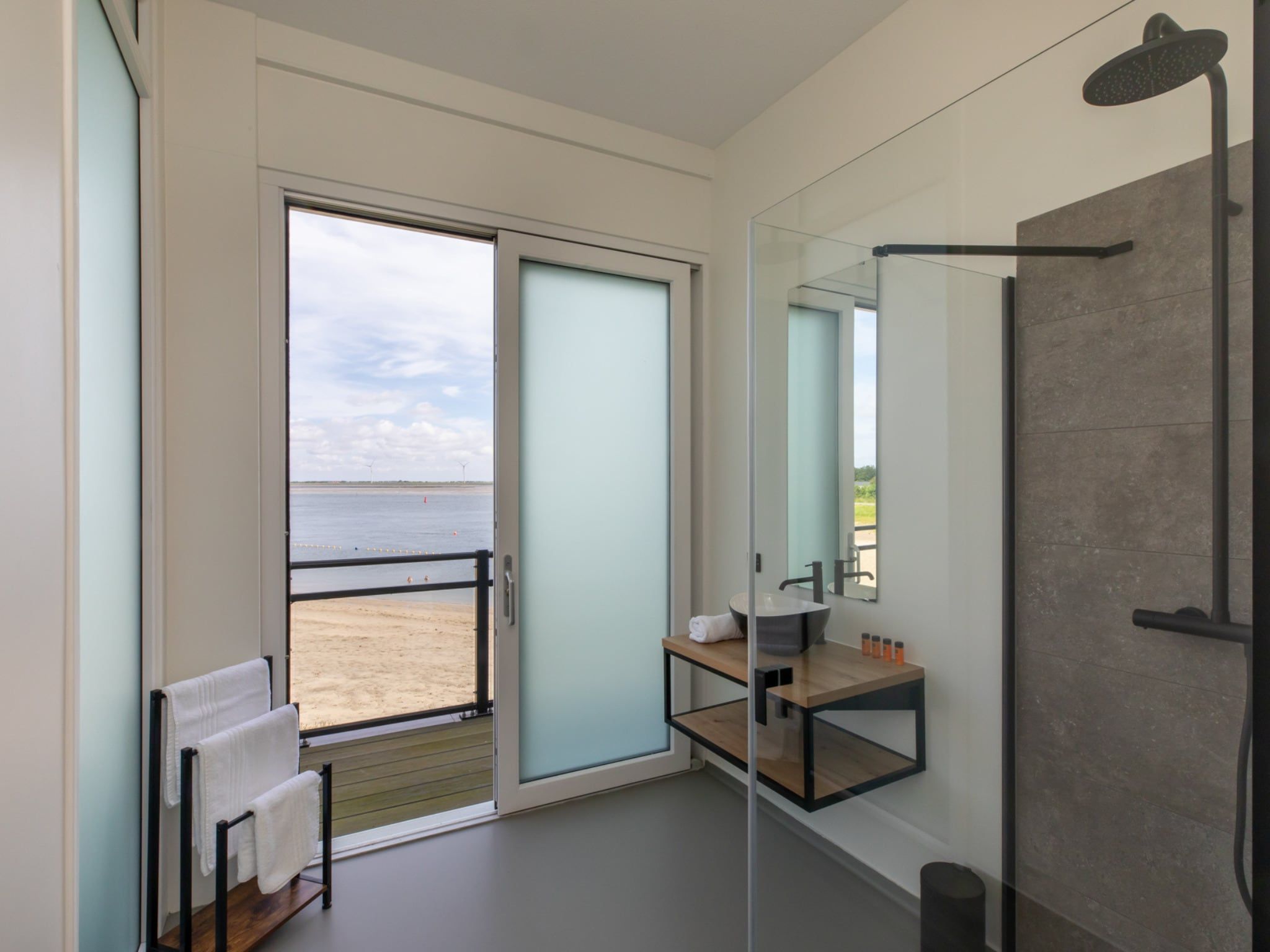 De badkamer van Luxe appartement Vista Maris - Havenweg 8-38  Sint-Annaland in Sint-Annaland
