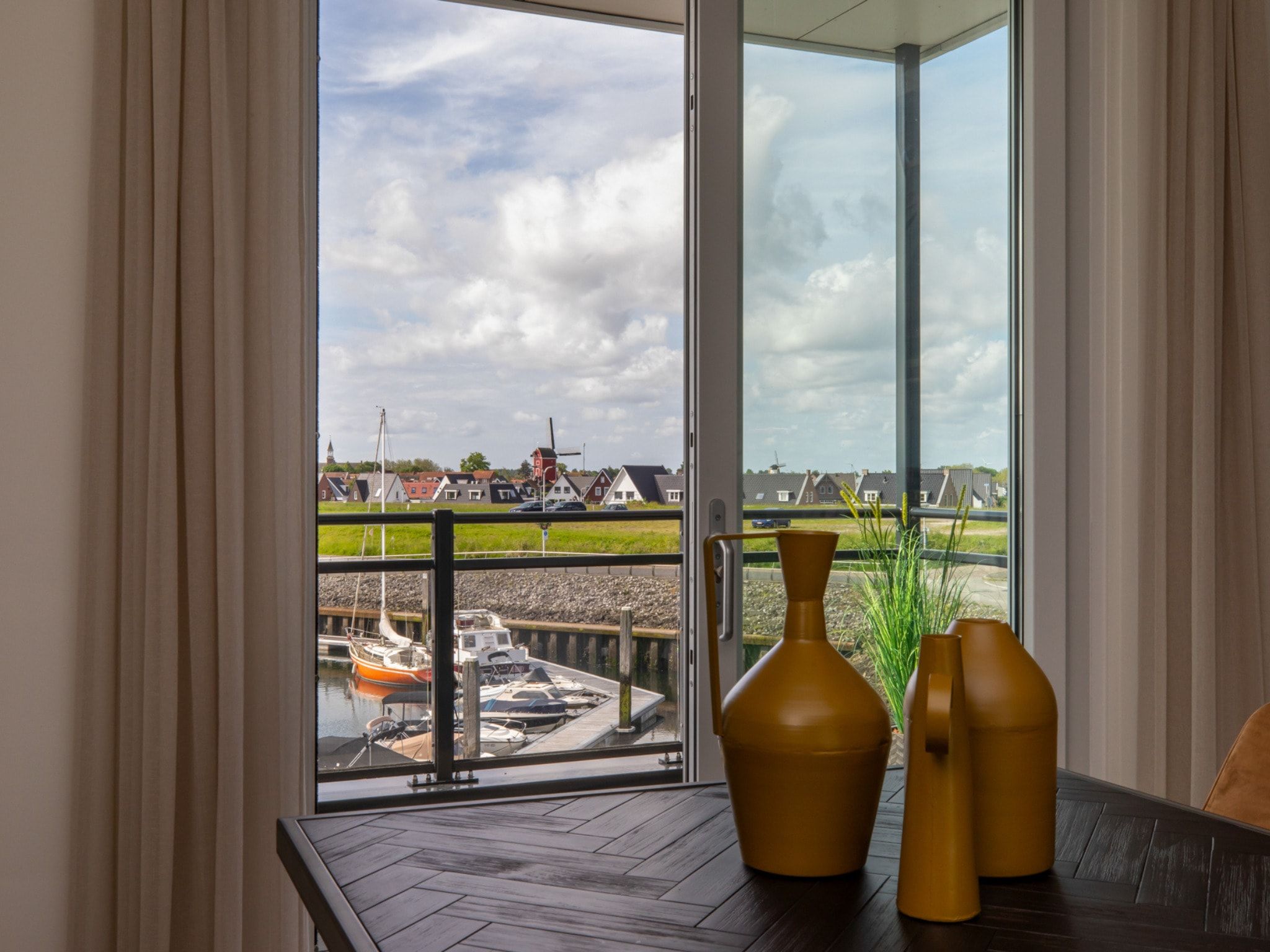 Het uitzicht vanaf Luxe appartement Vista Maris - Havenweg 8-38  Sint-Annaland in Sint-Annaland