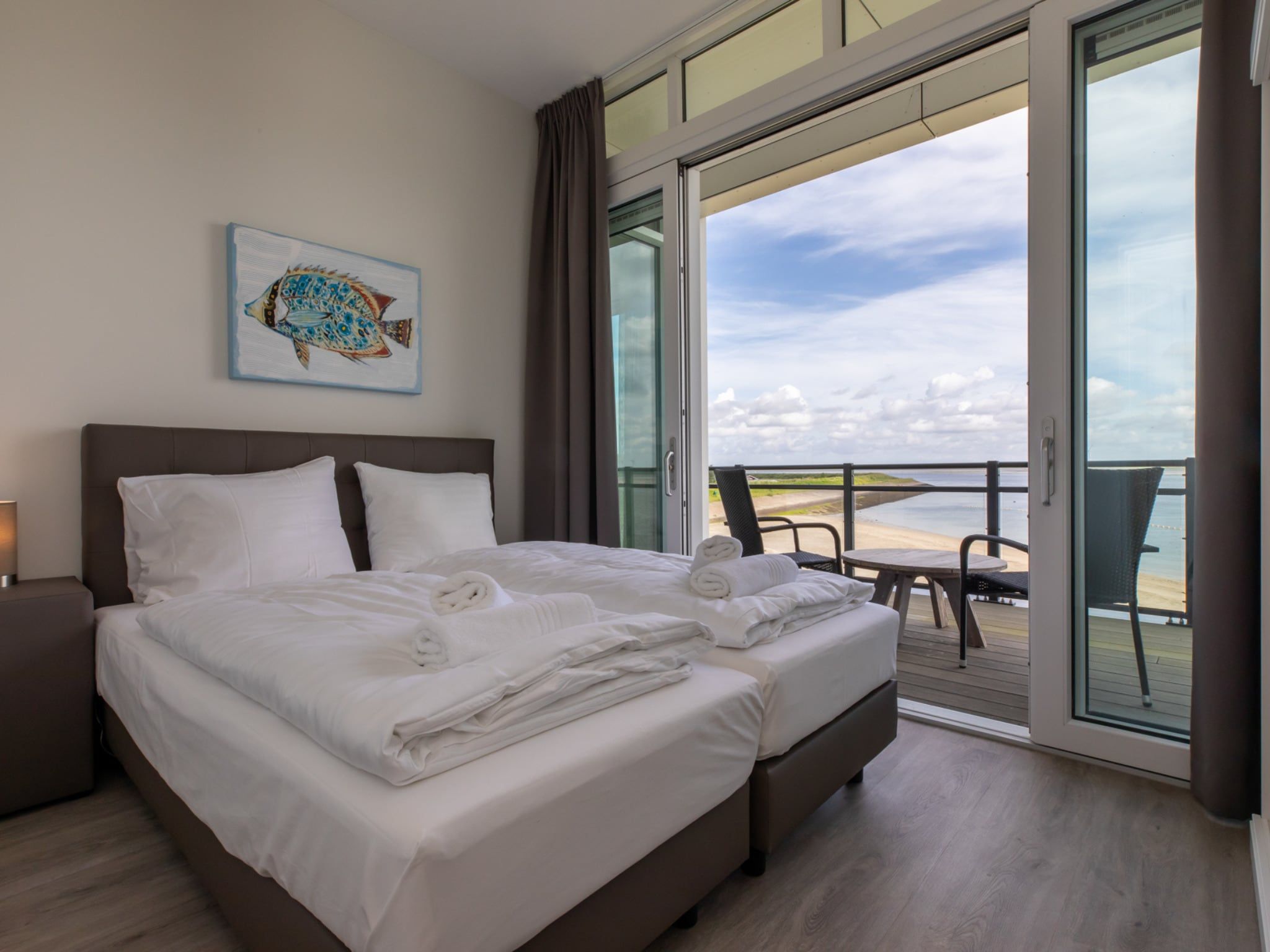 Een slaapkamer van Luxe appartement Vista Maris - Havenweg 8-38  Sint-Annaland in Sint-Annaland