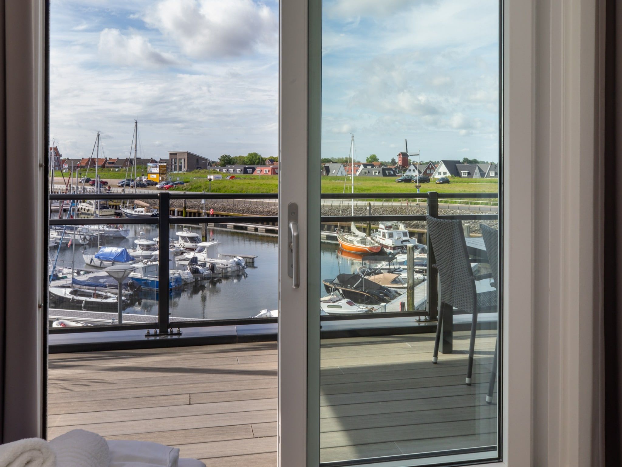 Het uitzicht vanaf Luxe appartement Vista Maris - Havenweg 8-38  Sint-Annaland in Sint-Annaland
