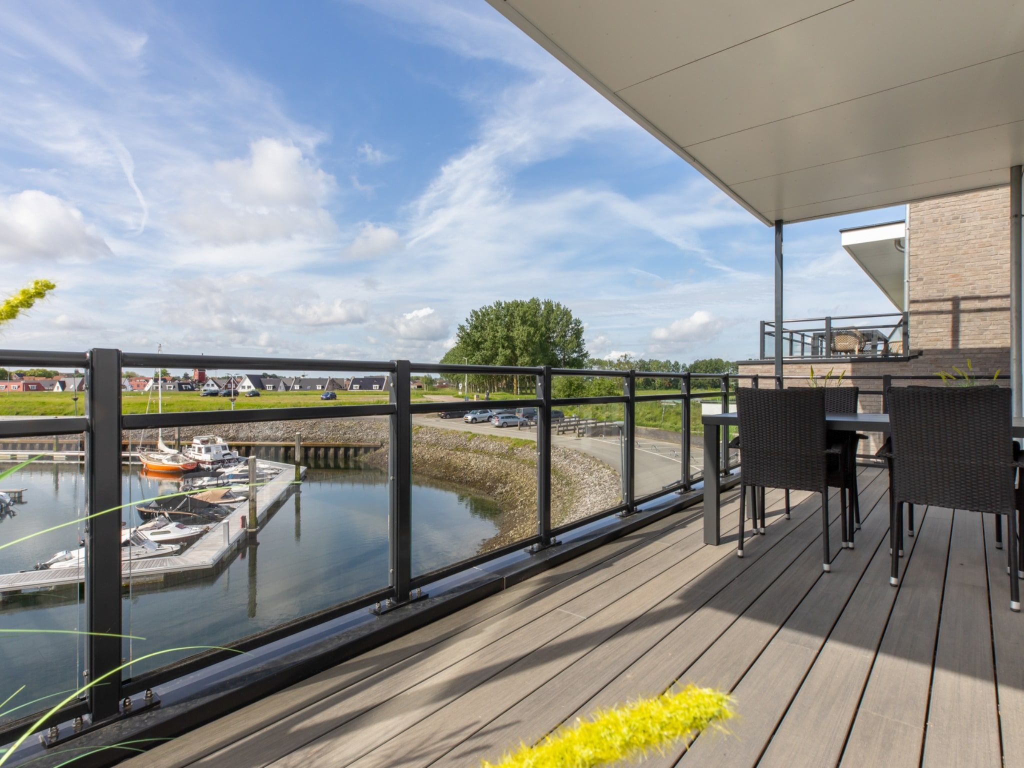 De tuin van Luxe appartement Vista Maris - Havenweg 8-38  Sint-Annaland in Sint-Annaland
