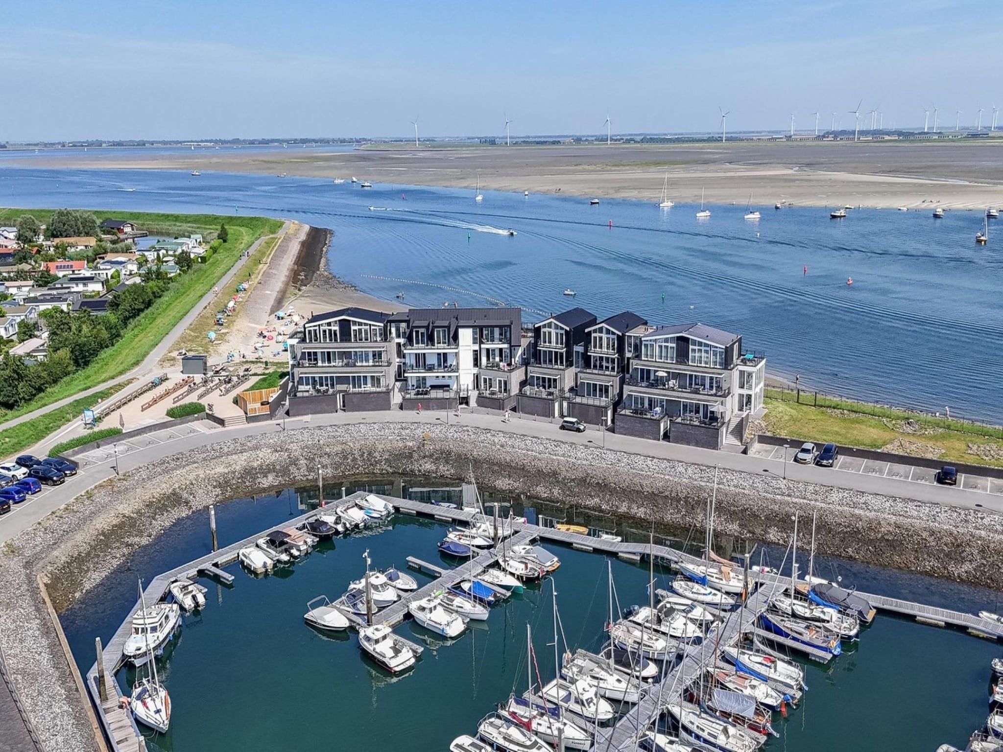 De buitenkant van Luxe appartement Vista Maris - Havenweg 8-38  Sint-Annaland in Sint-Annaland