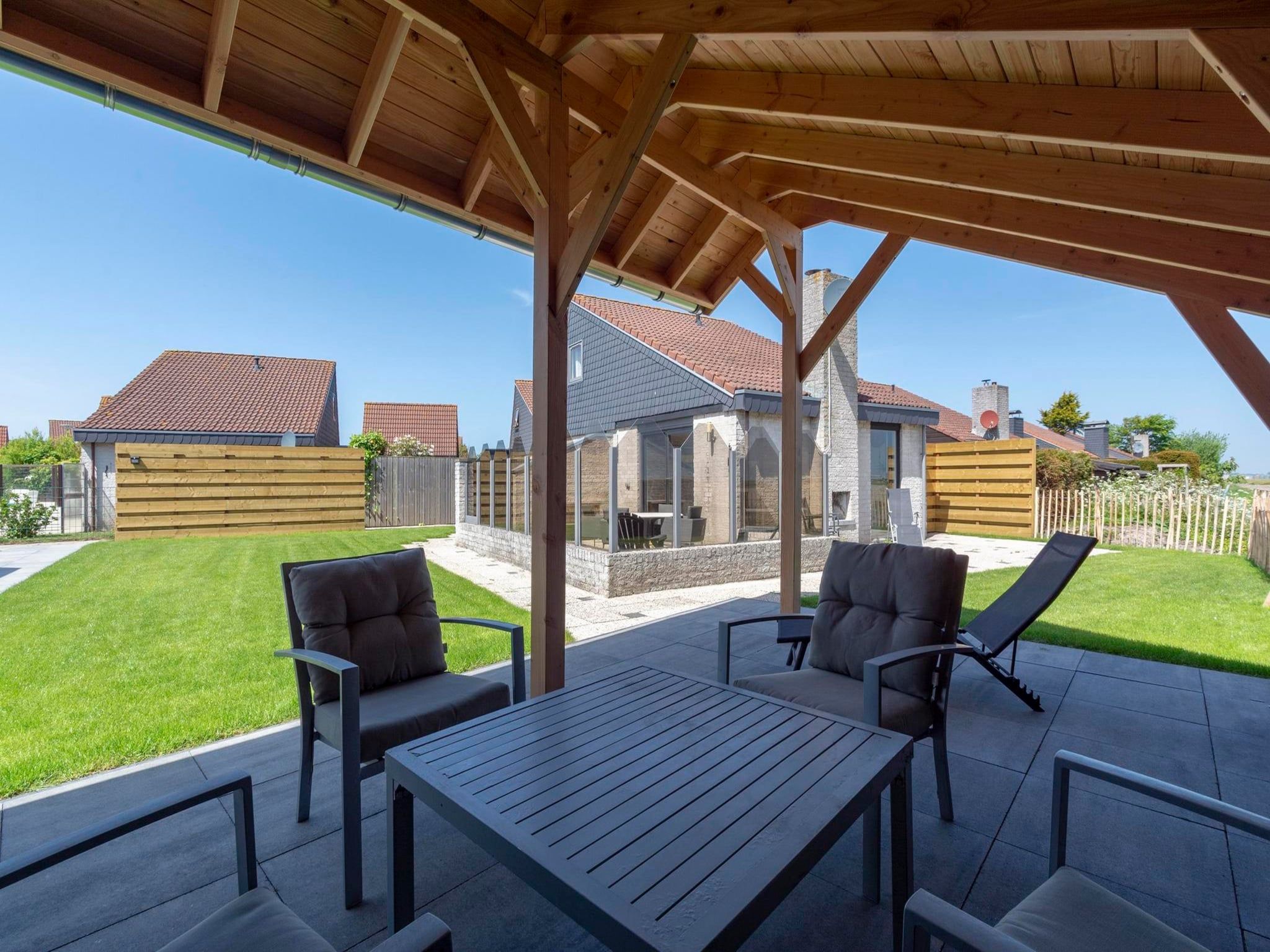 Het terras van Yperhof 58 in Julianadorp aan Zee
