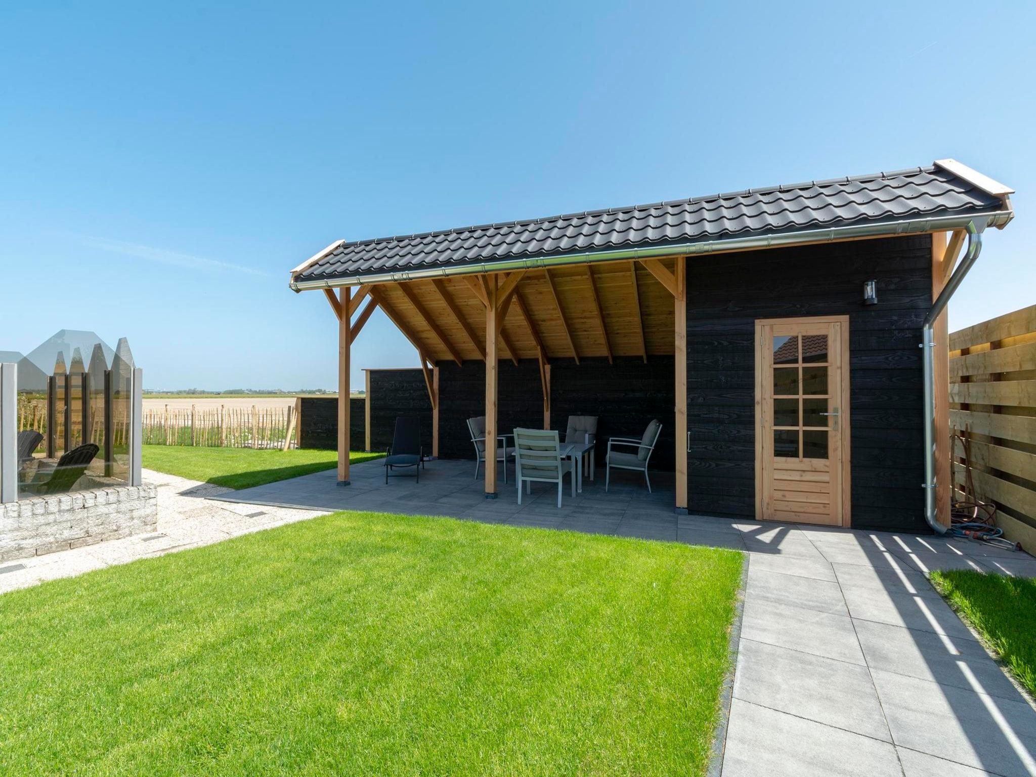 Het terras van Yperhof 58 in Julianadorp aan Zee