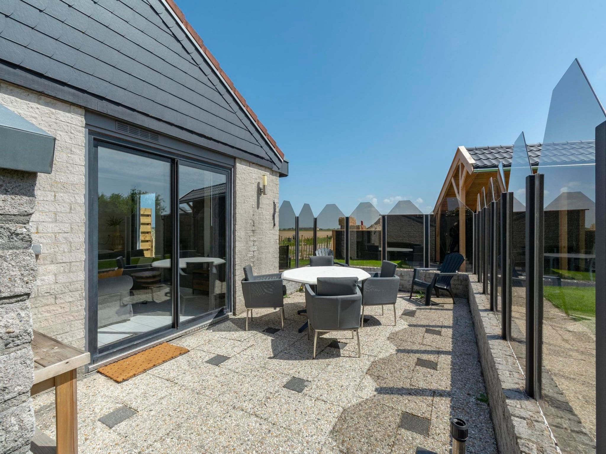 Het terras van Yperhof 58 in Julianadorp aan Zee