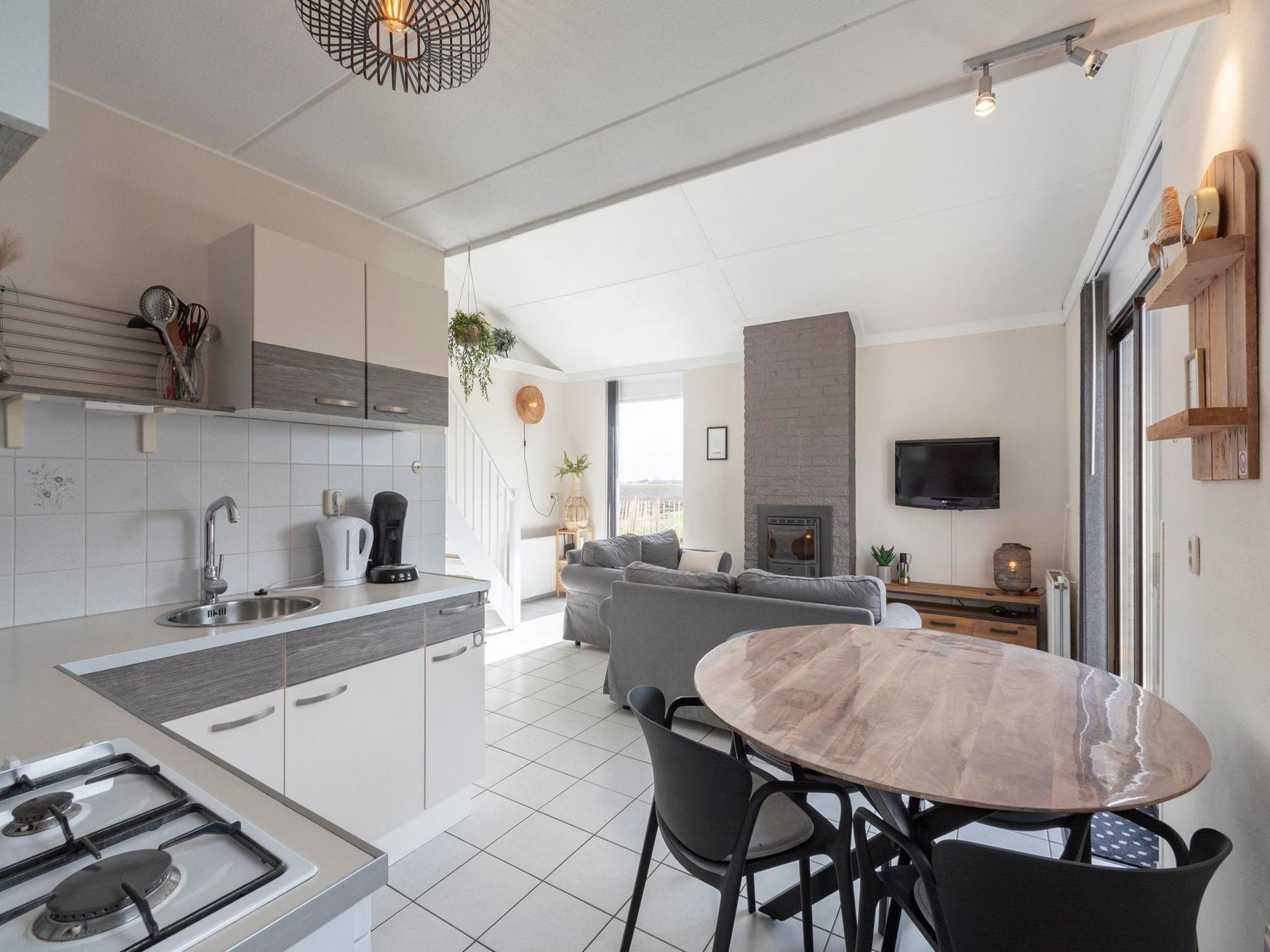 De eetkamer van Yperhof 58 in Julianadorp aan Zee