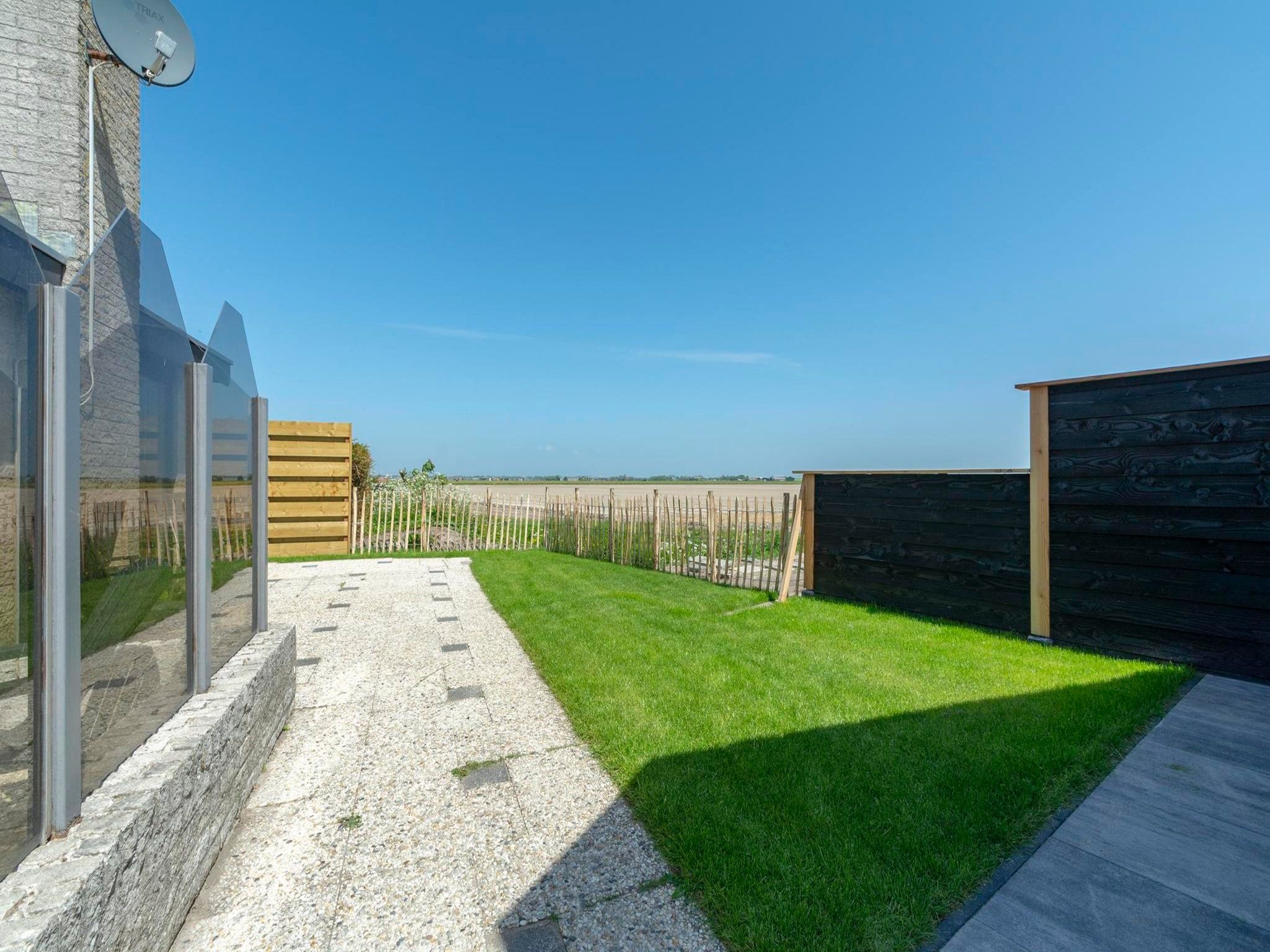 De tuin van Yperhof 58 in Julianadorp aan Zee