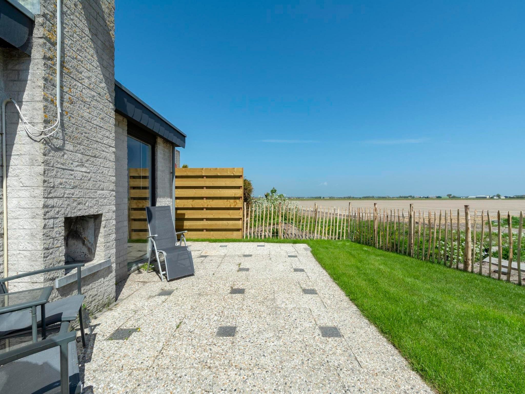 Het terras van Yperhof 58 in Julianadorp aan Zee