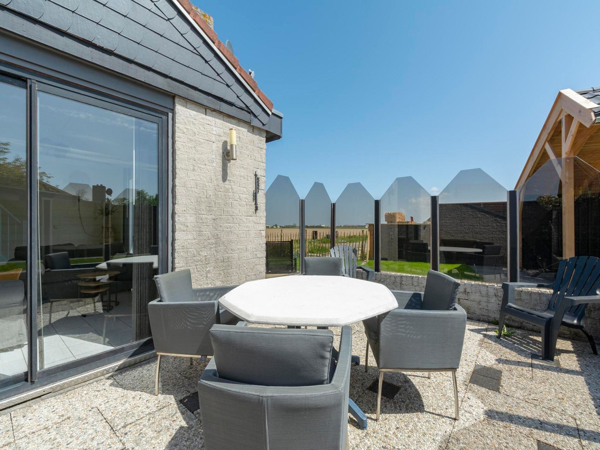 Het terras van Yperhof 58 in Julianadorp aan Zee