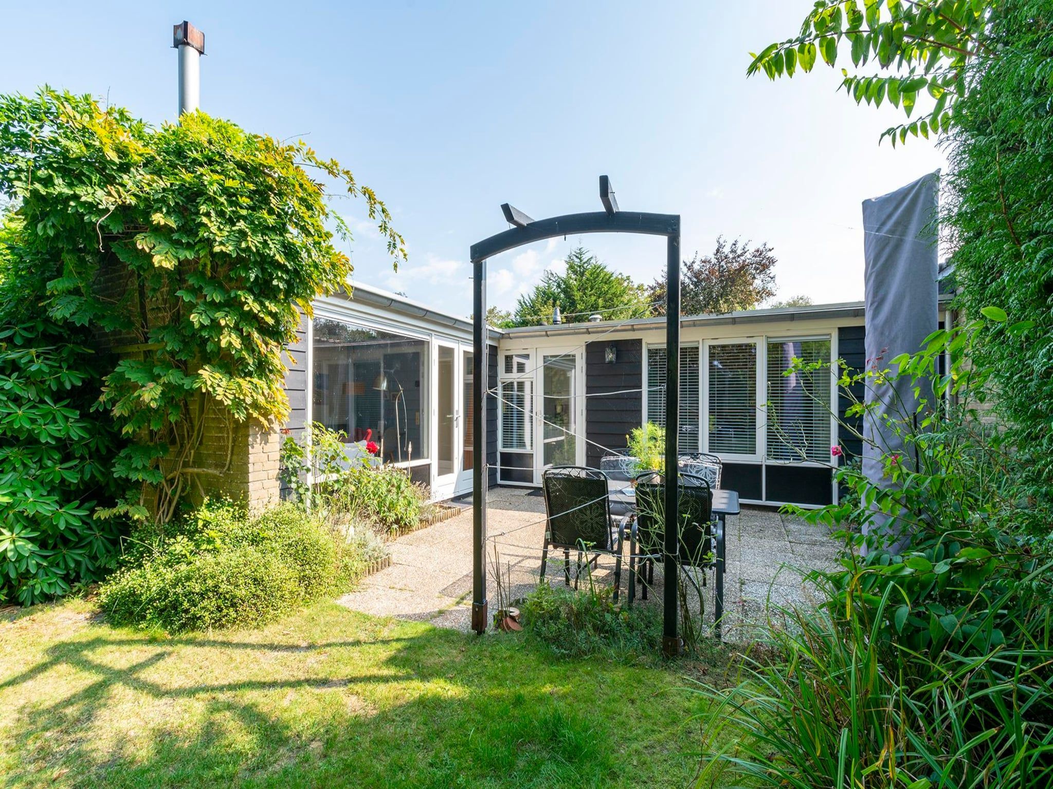 Het terras van Duinland 135 in Sint Maartenszee