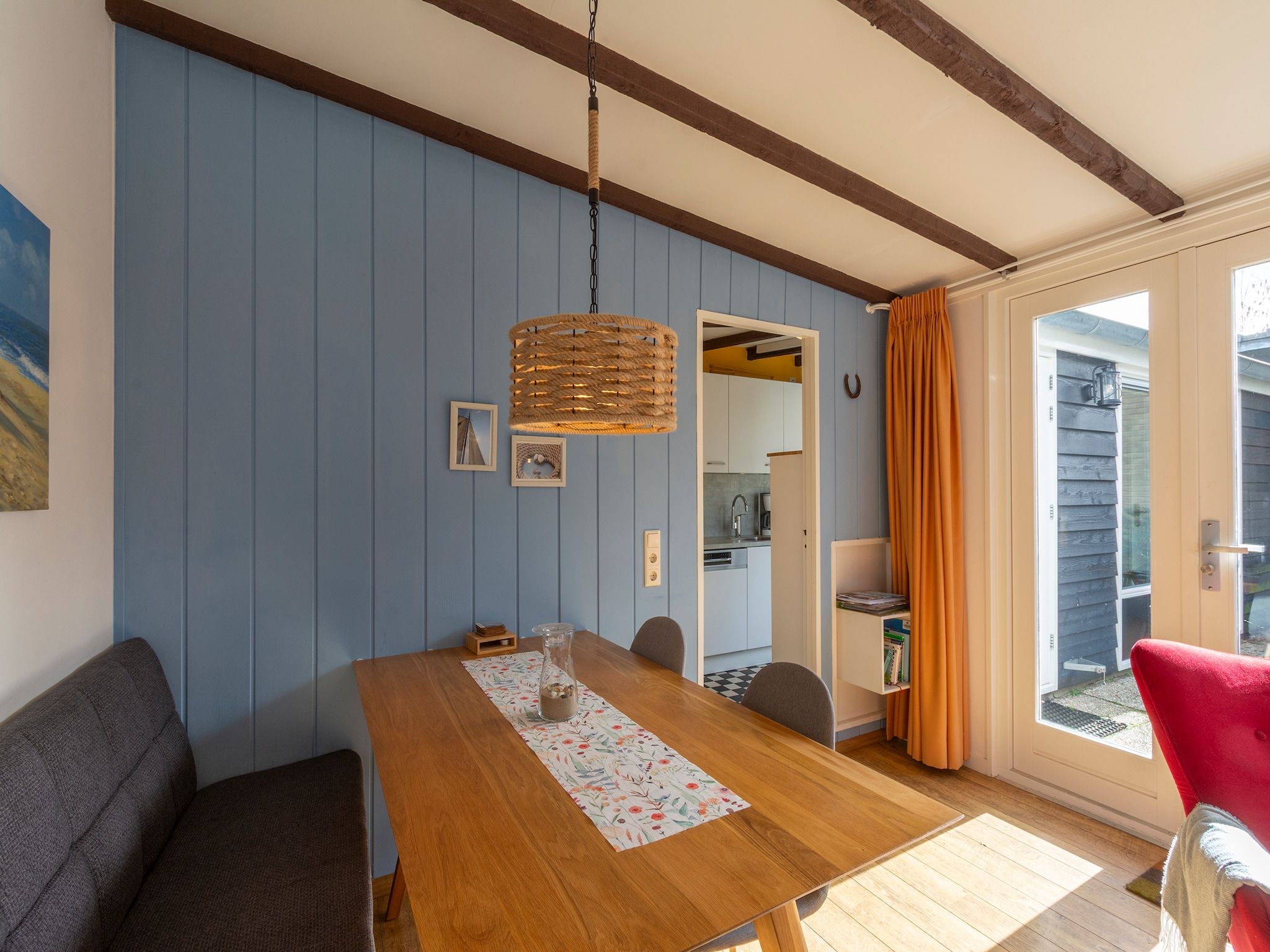 De eetkamer van Duinland 135 in Sint Maartenszee