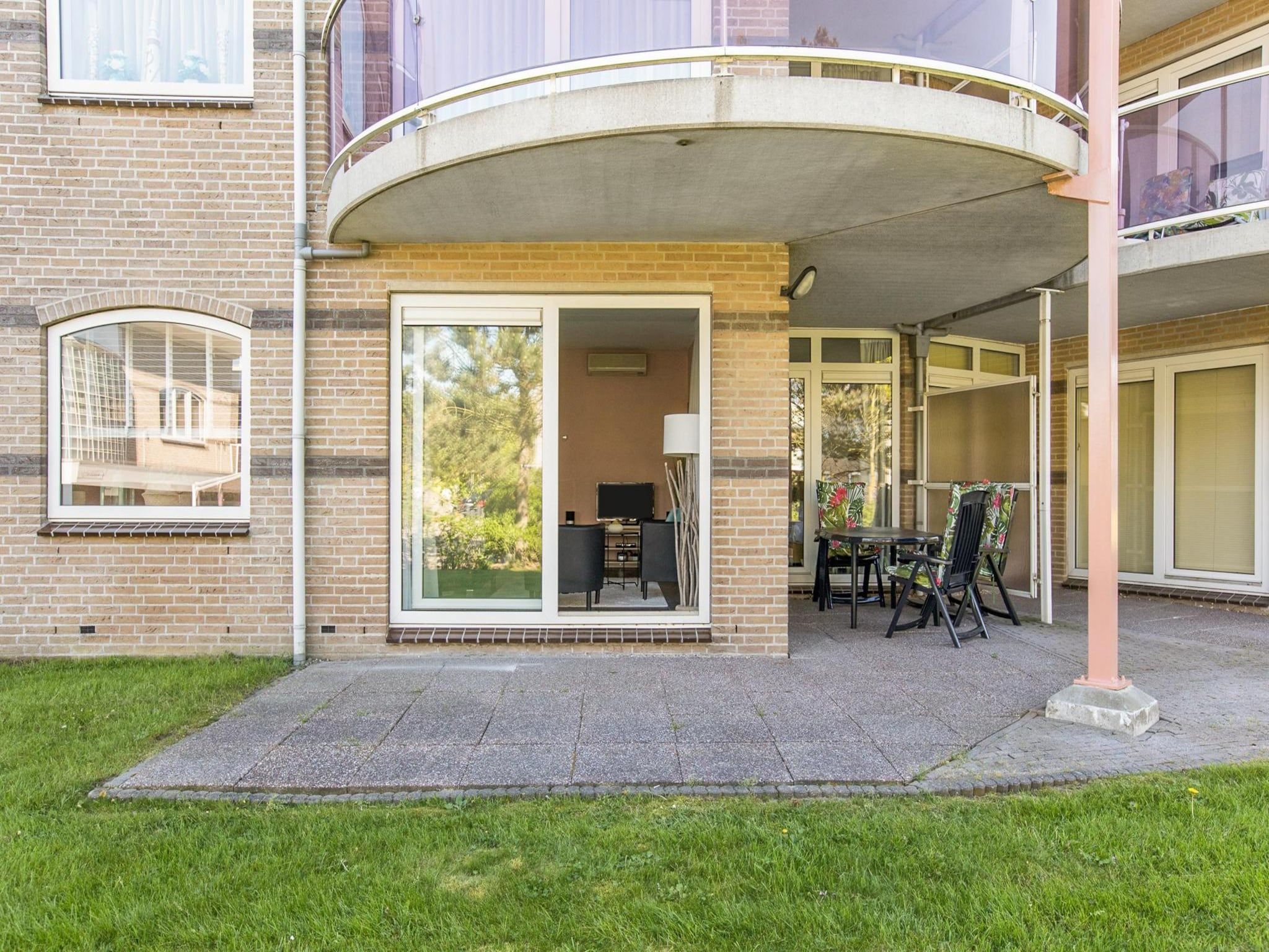 Het terras van Résidence Juliana 56 in Julianadorp aan Zee