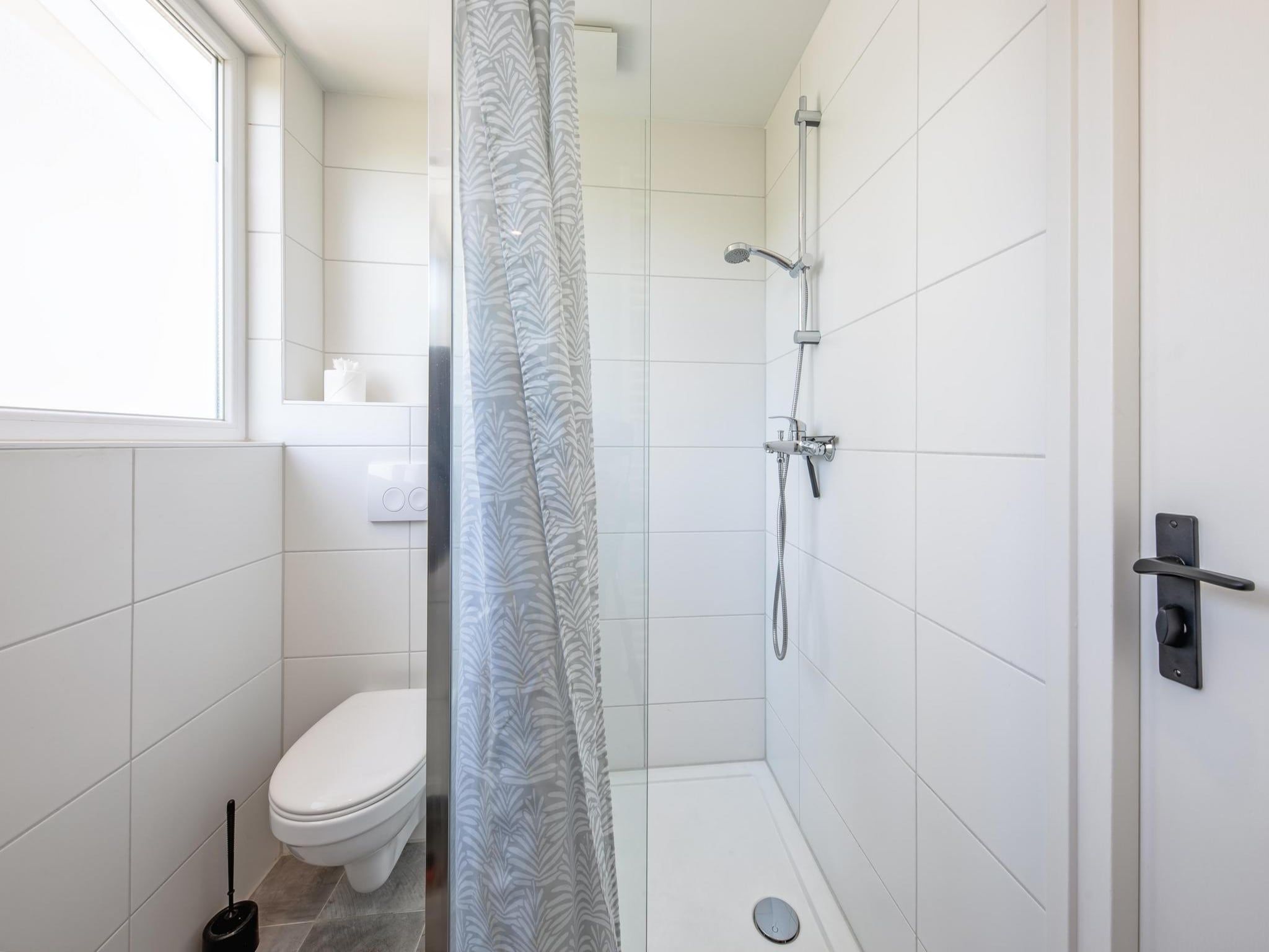 De badkamer van Strandhuys Zeester in De Koog