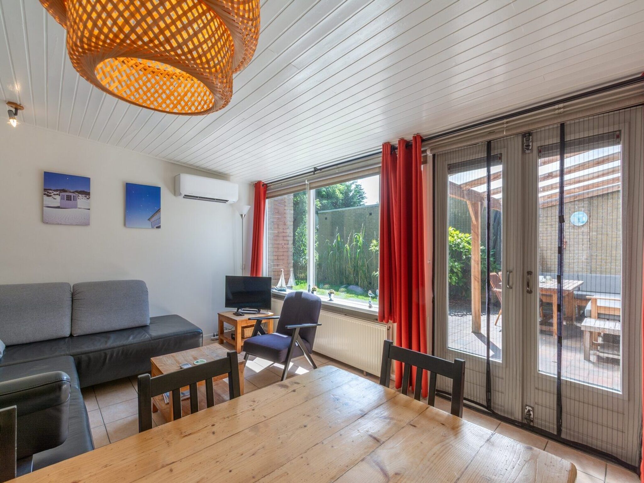De eetkamer van Duinland 186 in Sint Maartenszee