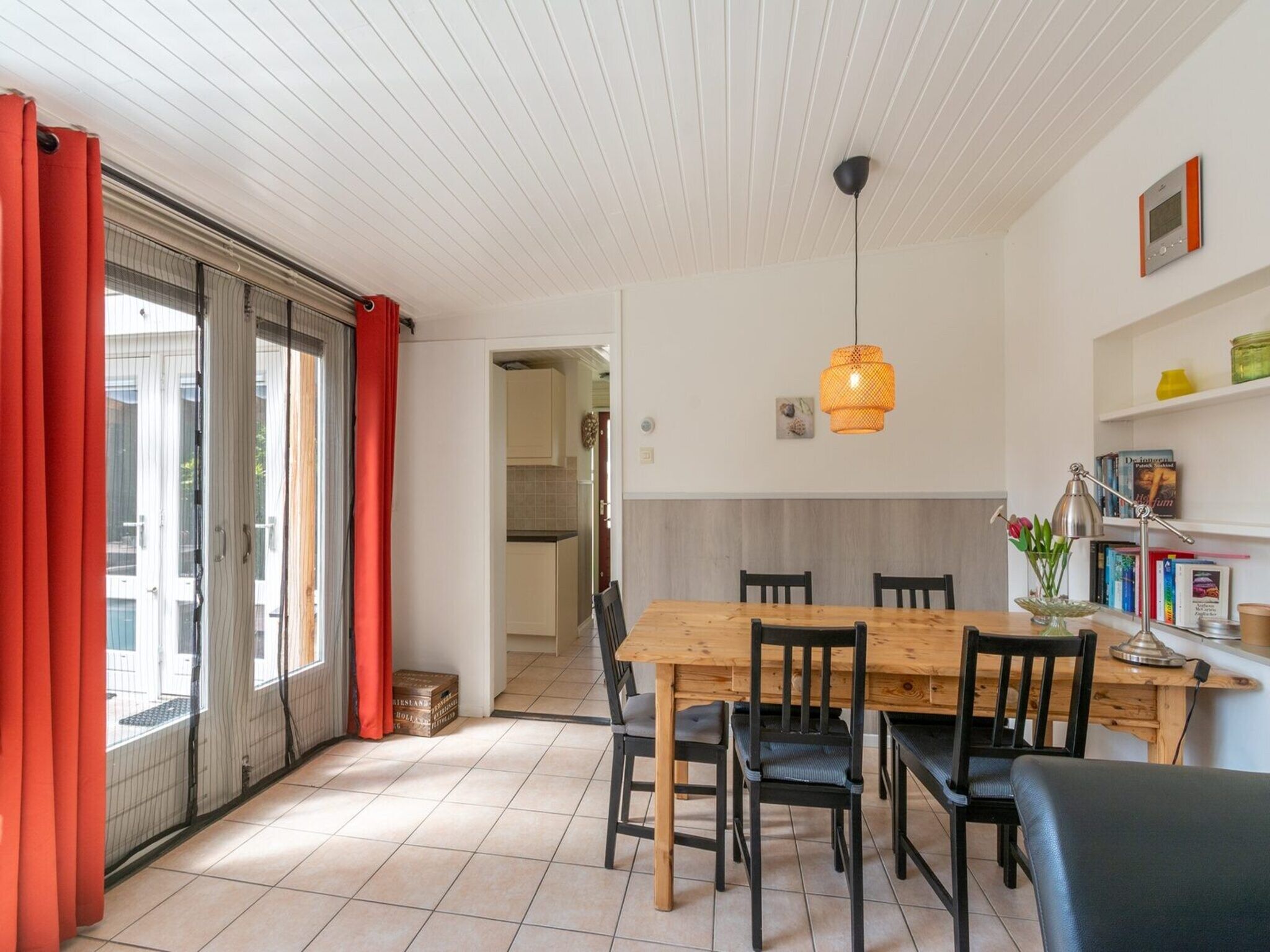 De eetkamer van Duinland 186 in Sint Maartenszee