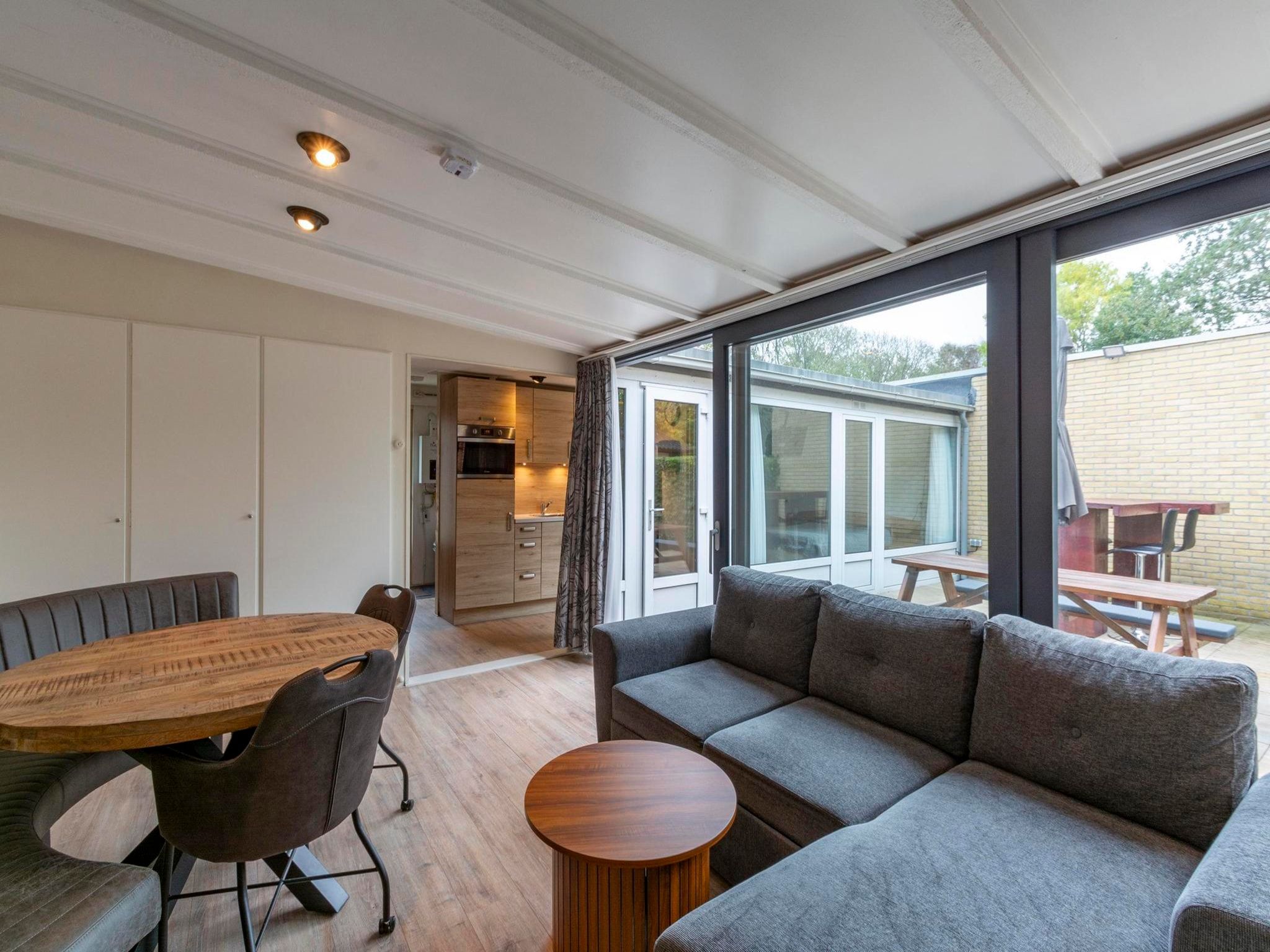 De woonkamer van Duinland 115 in Sint Maartenszee