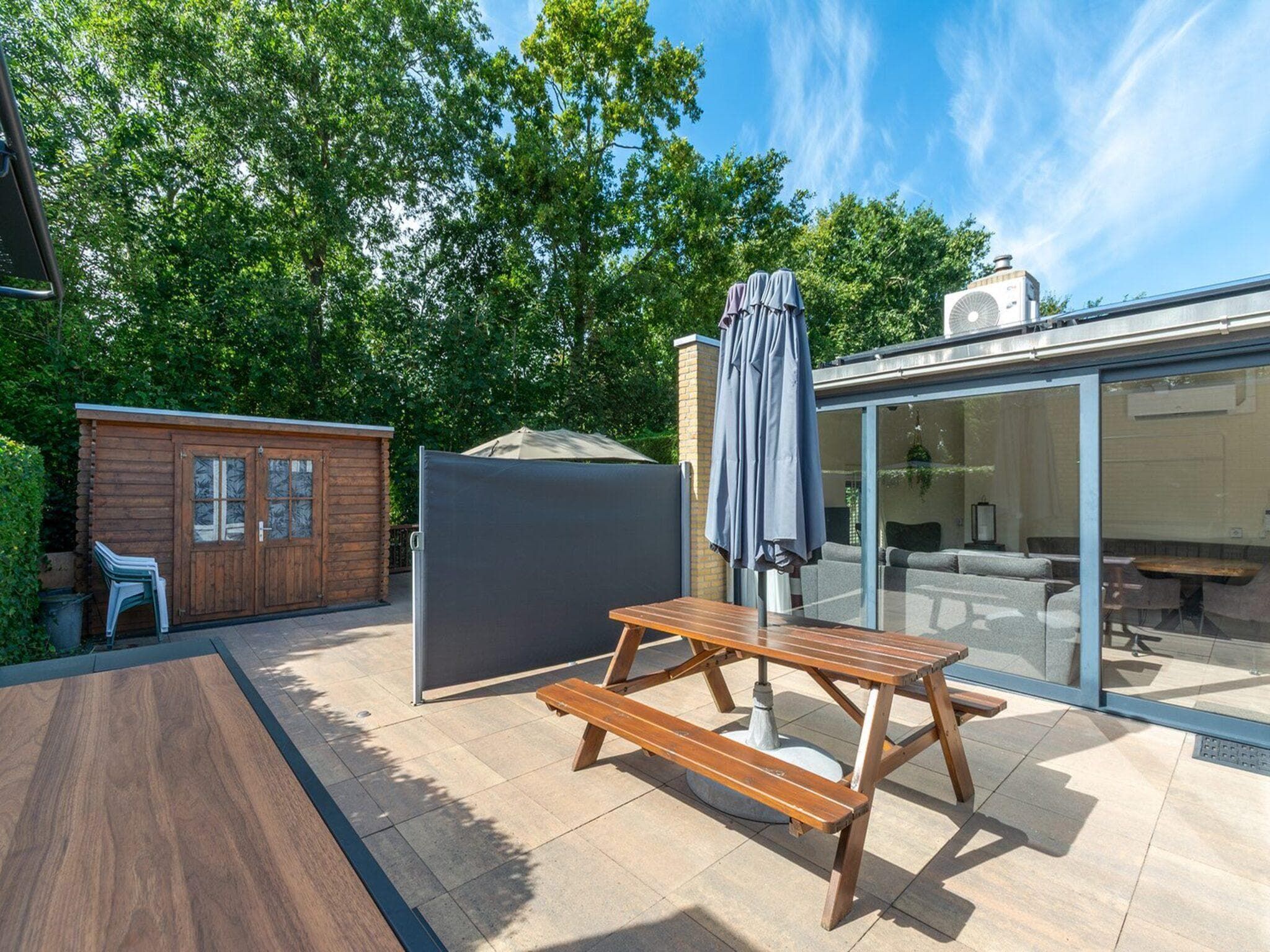 Het terras van Duinland 115 in Sint Maartenszee
