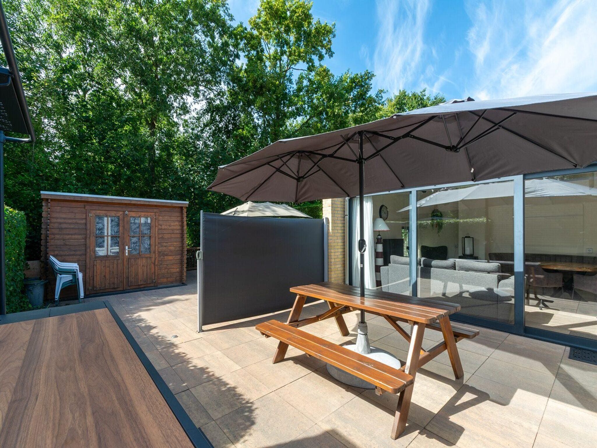 Het terras van Duinland 115 in Sint Maartenszee