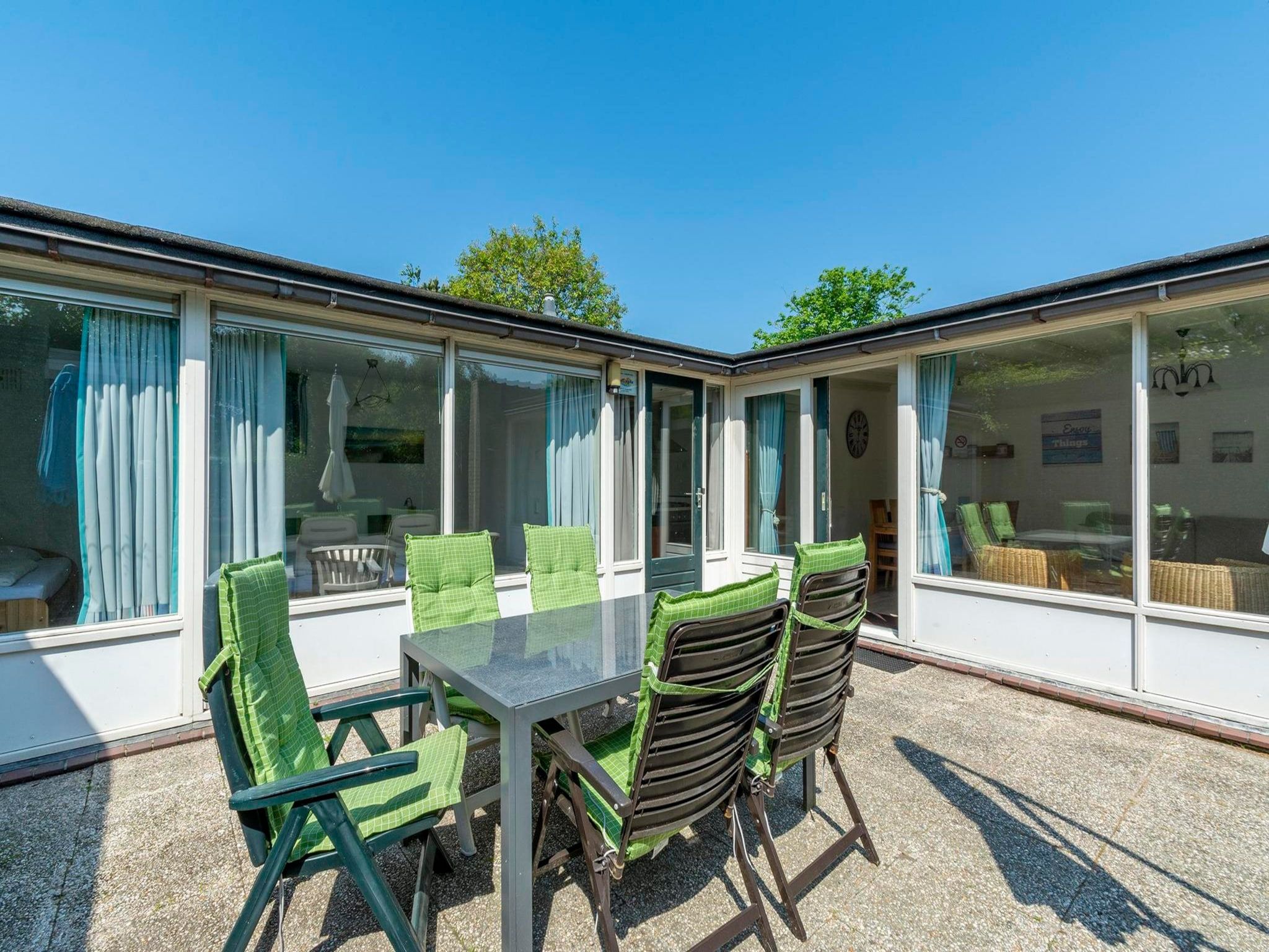 Het terras van Duinland 190 in Sint Maartenszee