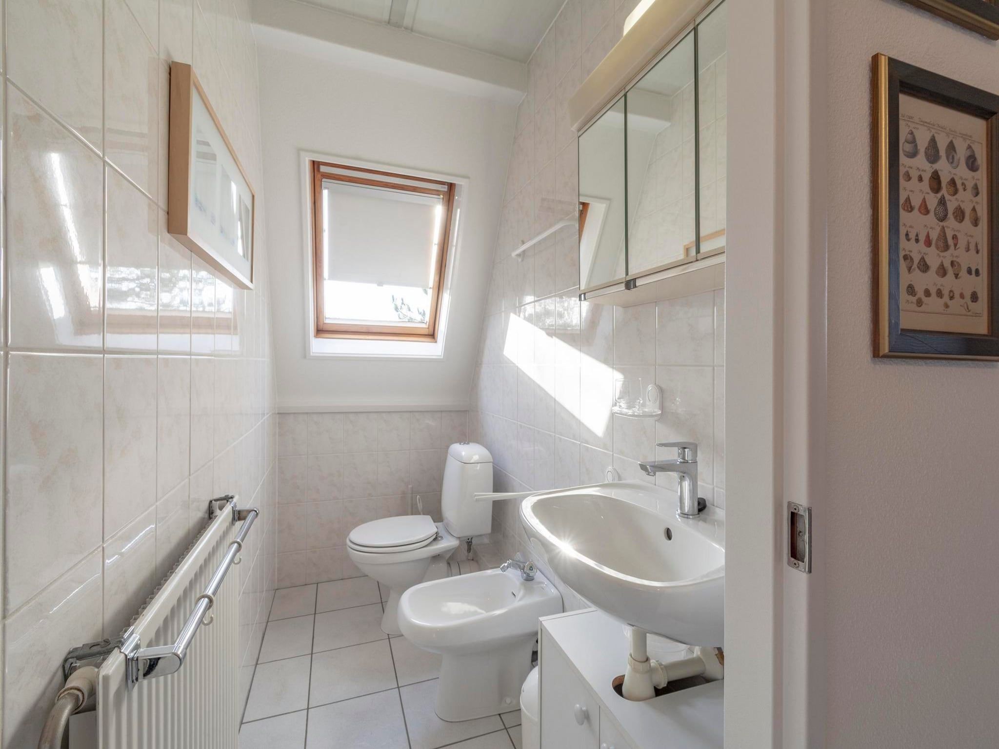 De badkamer van Campanula 39 in Sint Maartenszee
