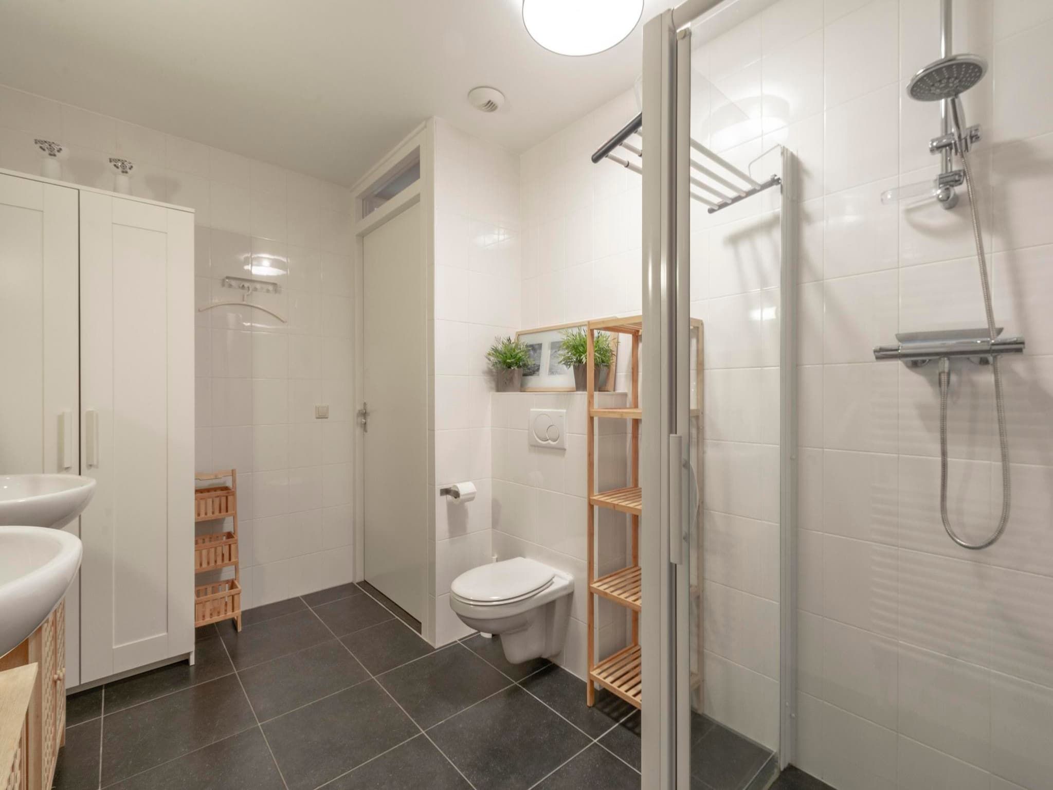 De badkamer van Strandleven 006 in Groote Keeten