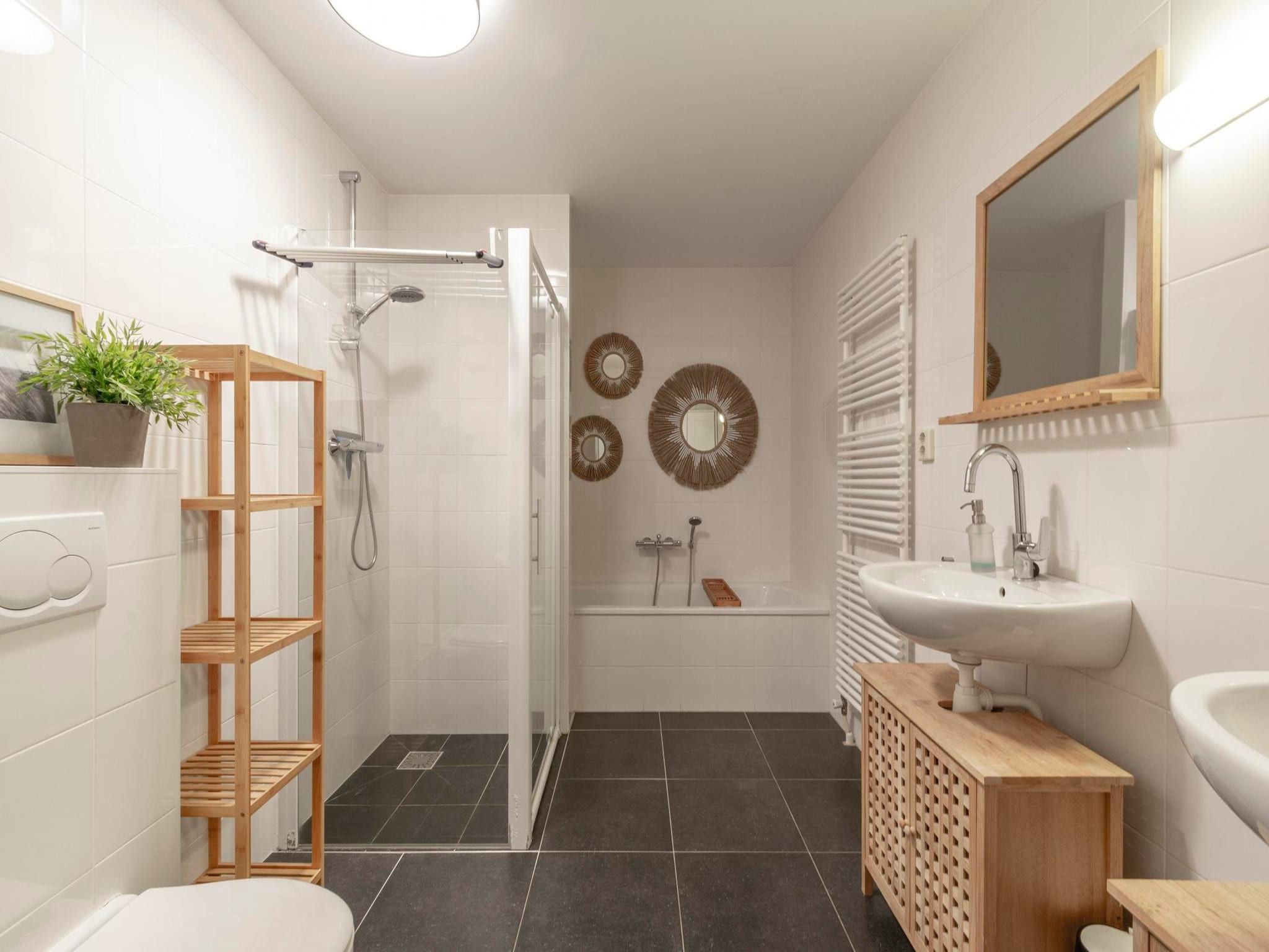 De badkamer van Strandleven 006 in Groote Keeten