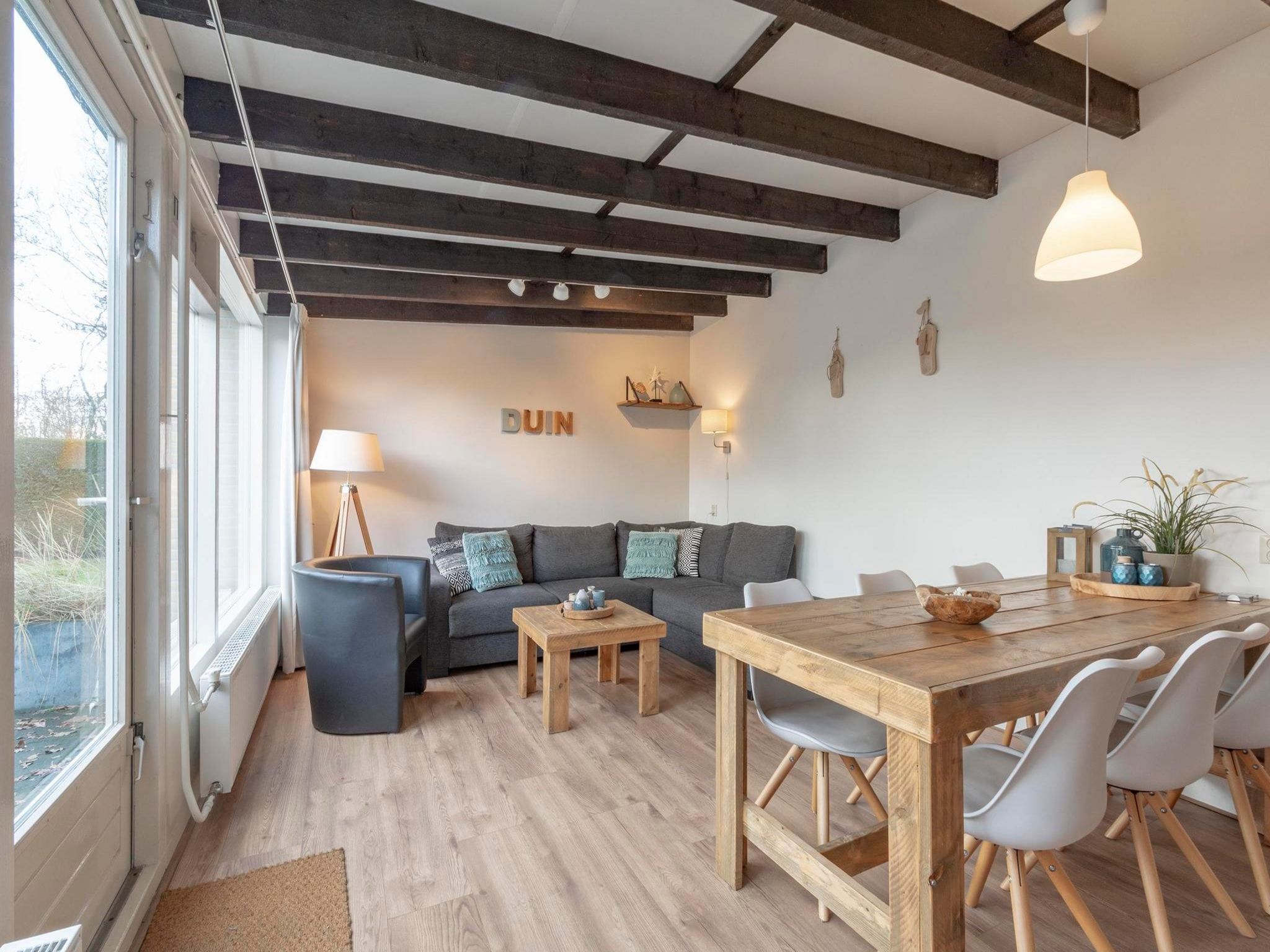 De woonkamer van Duinland 245 in Sint Maartenszee