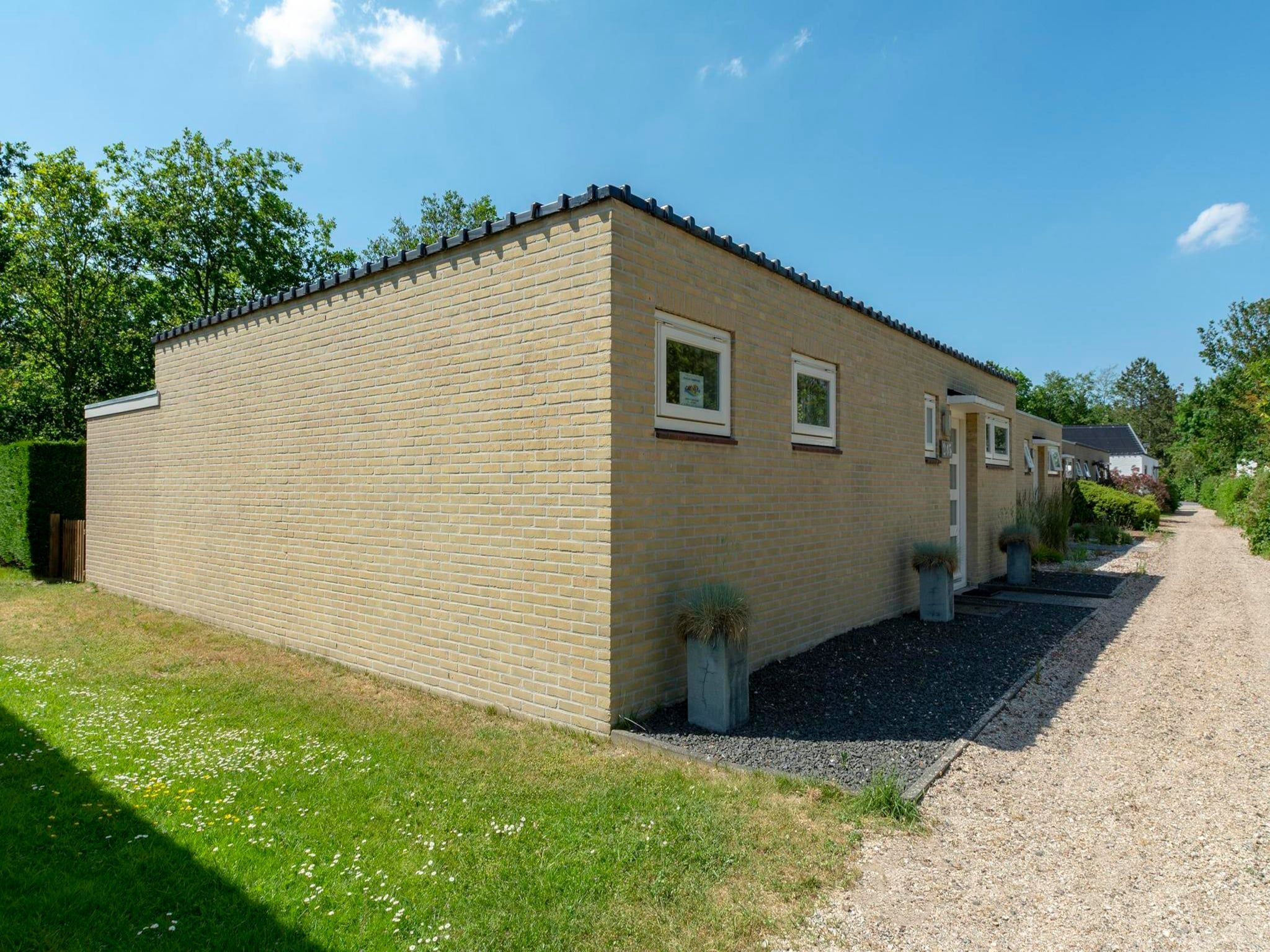 De buitenkant van Duinland 245 in Sint Maartenszee