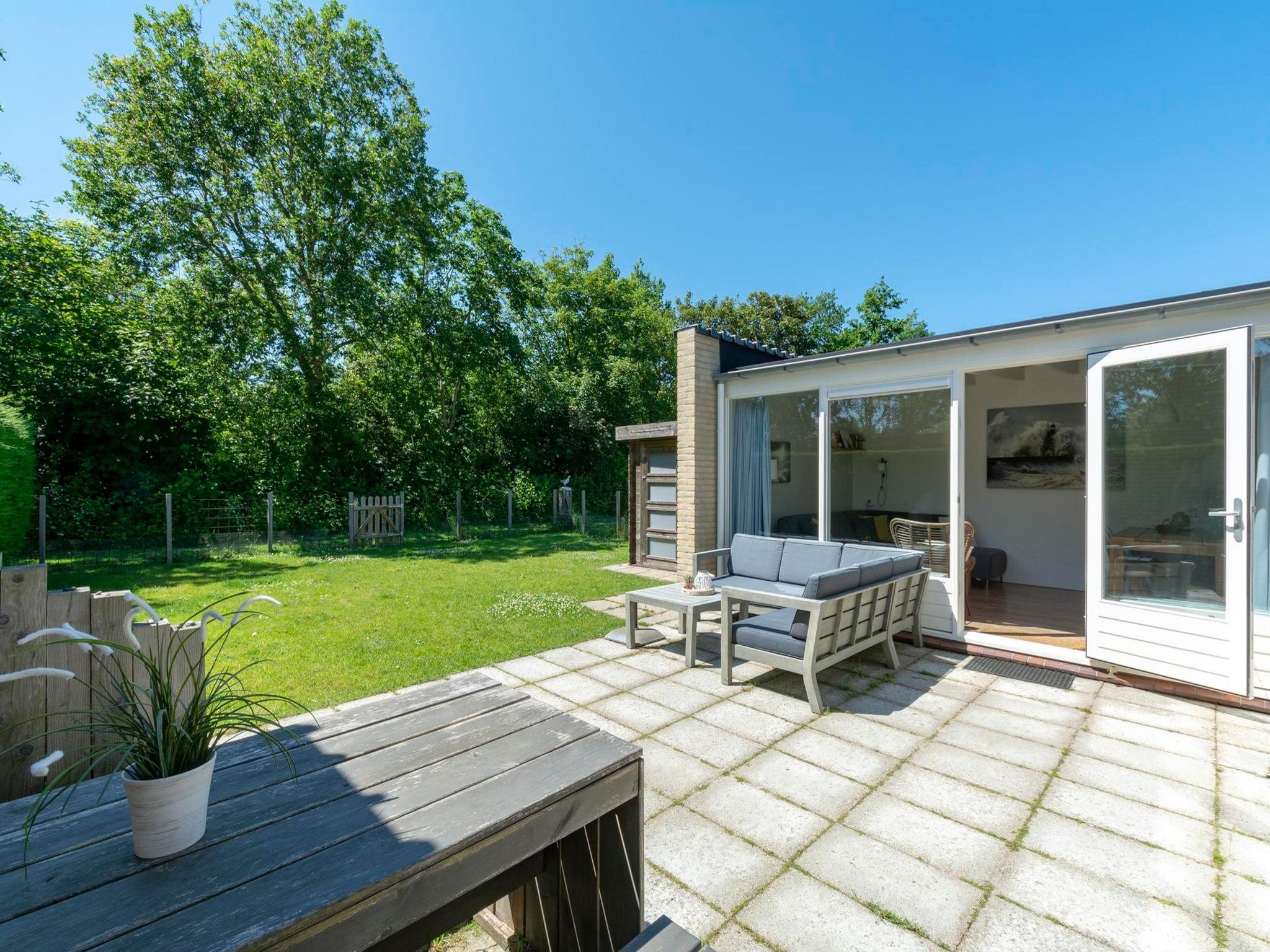 Het terras van Duinland 247 in Sint Maartenszee