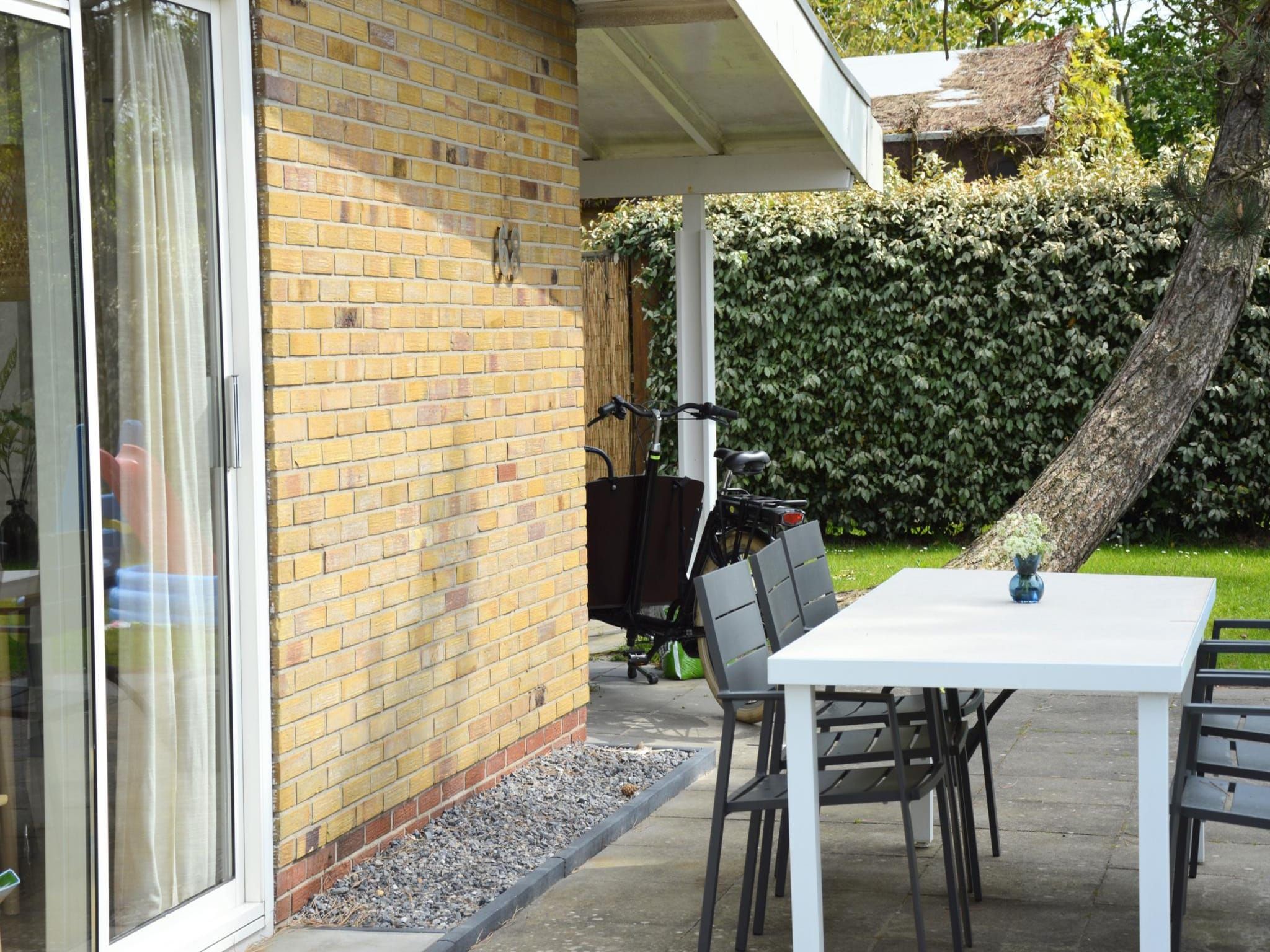 Het terras van Duinland 68 in Sint Maartenszee
