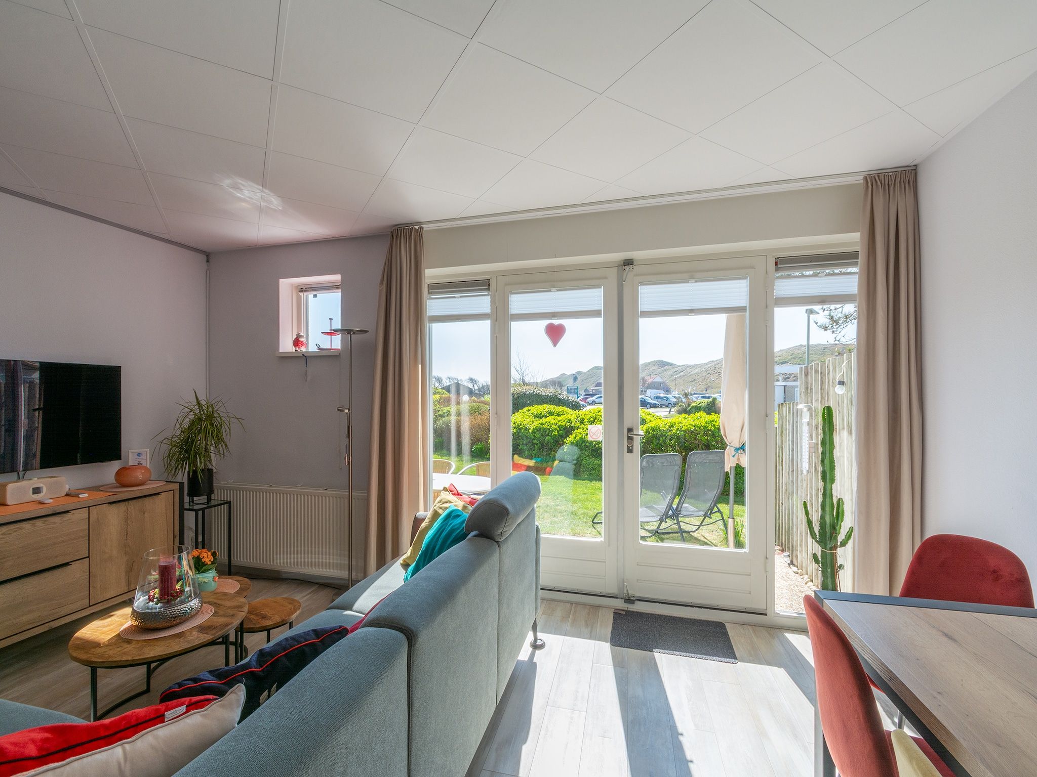 De woonkamer van Strandslag 103 in Julianadorp aan Zee