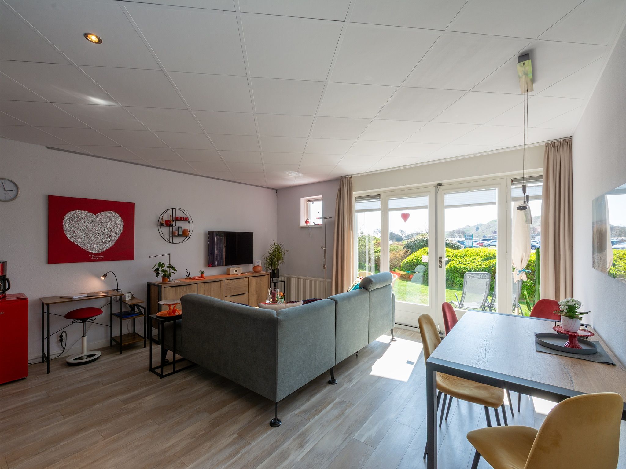 De woonkamer van Strandslag 103 in Julianadorp aan Zee