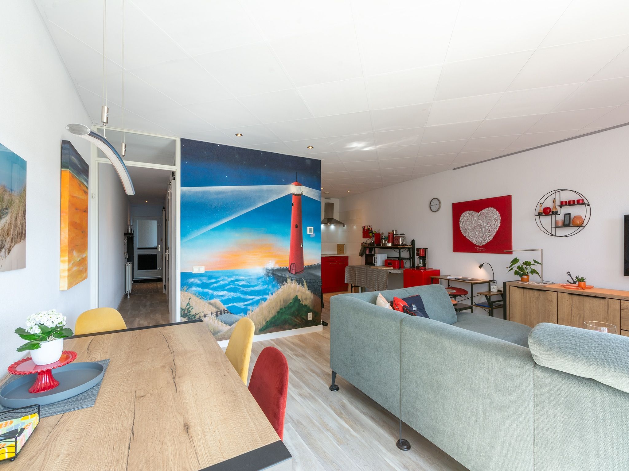 De eetkamer van Strandslag 103 in Julianadorp aan Zee